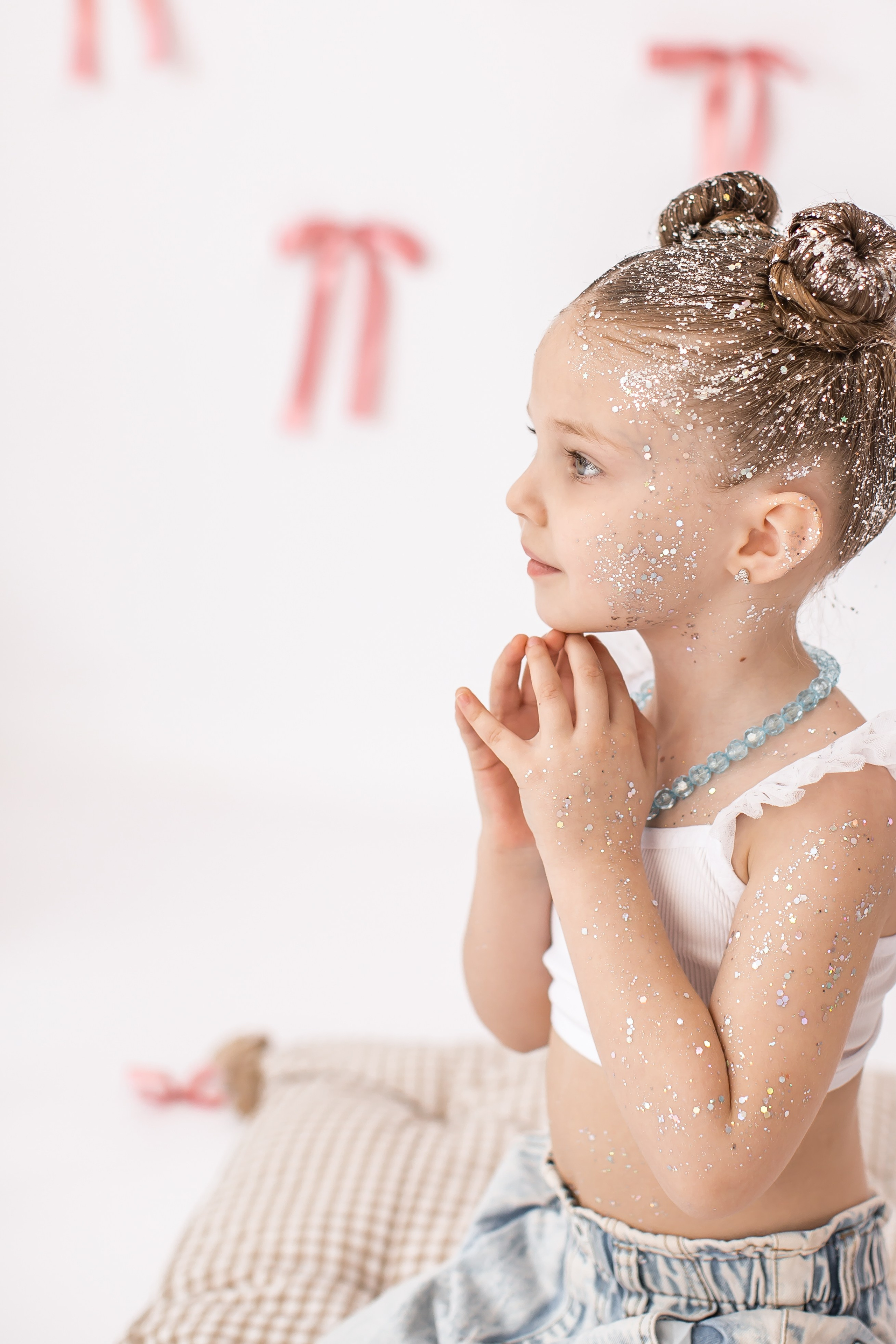 День рождение от 4 до 18 лет (на белом фоне). Детский семейный фотограф на первый годик город Новосибирск Дымова Светлана пакеты всё включено 1-3 года