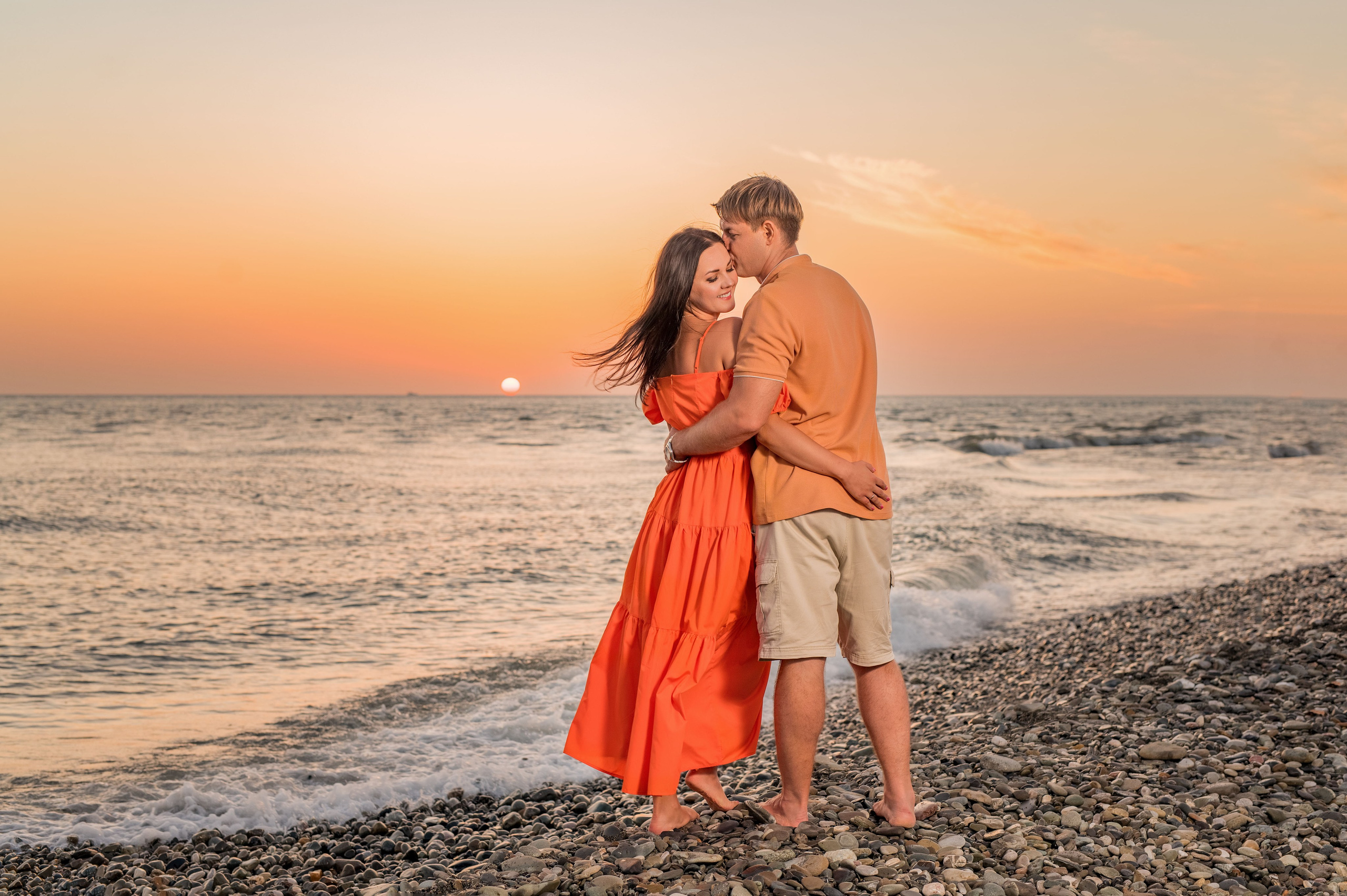 Влюбленные на фоне заката у моря в Сочи