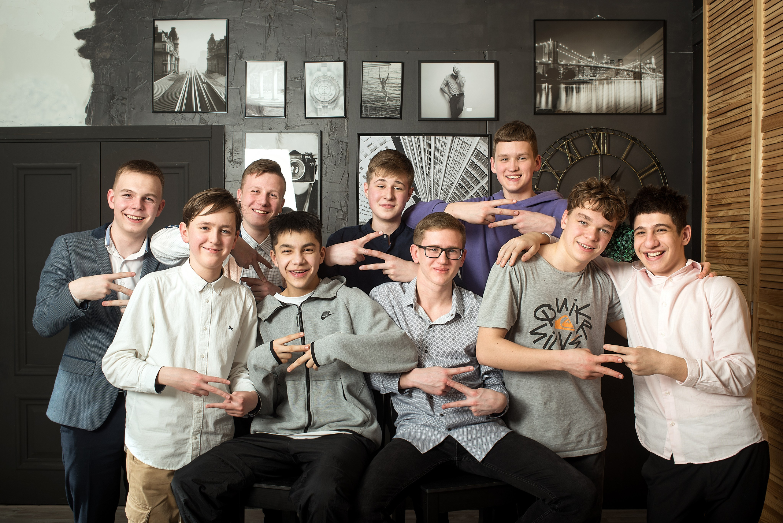 Пример съемки старшеклассников для альбома с наполнение «премиум» стиль съемки классический. Выпускные альбомы для школ и детских садов в Иваново