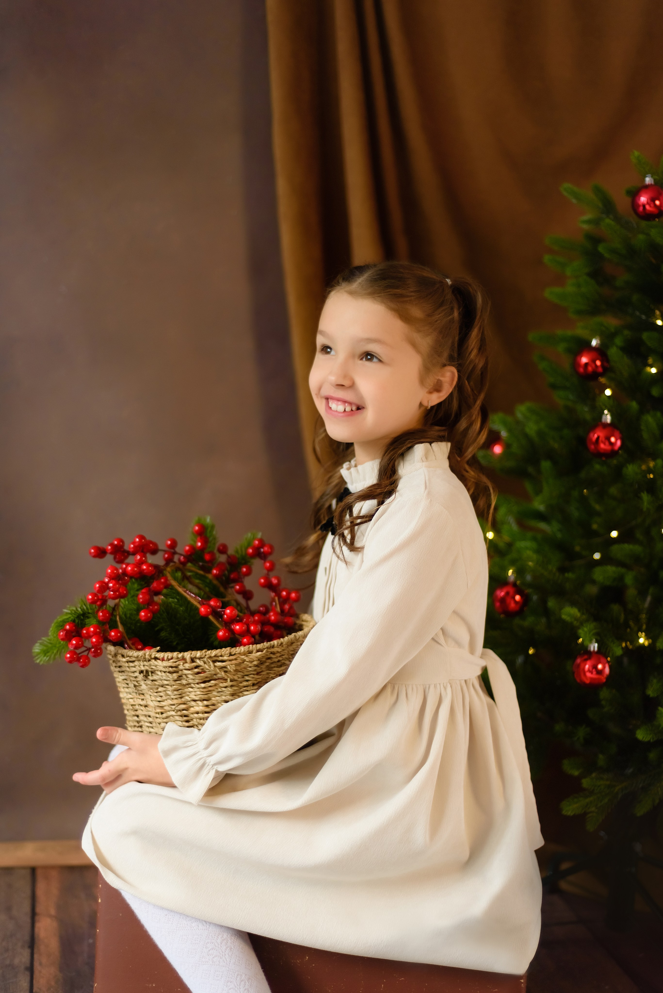 Новогодняя фотосессия «Красные ягоды» Полина и Инна. Детский Фотограф |Фотограф на годик в Брянске Ирина Романова