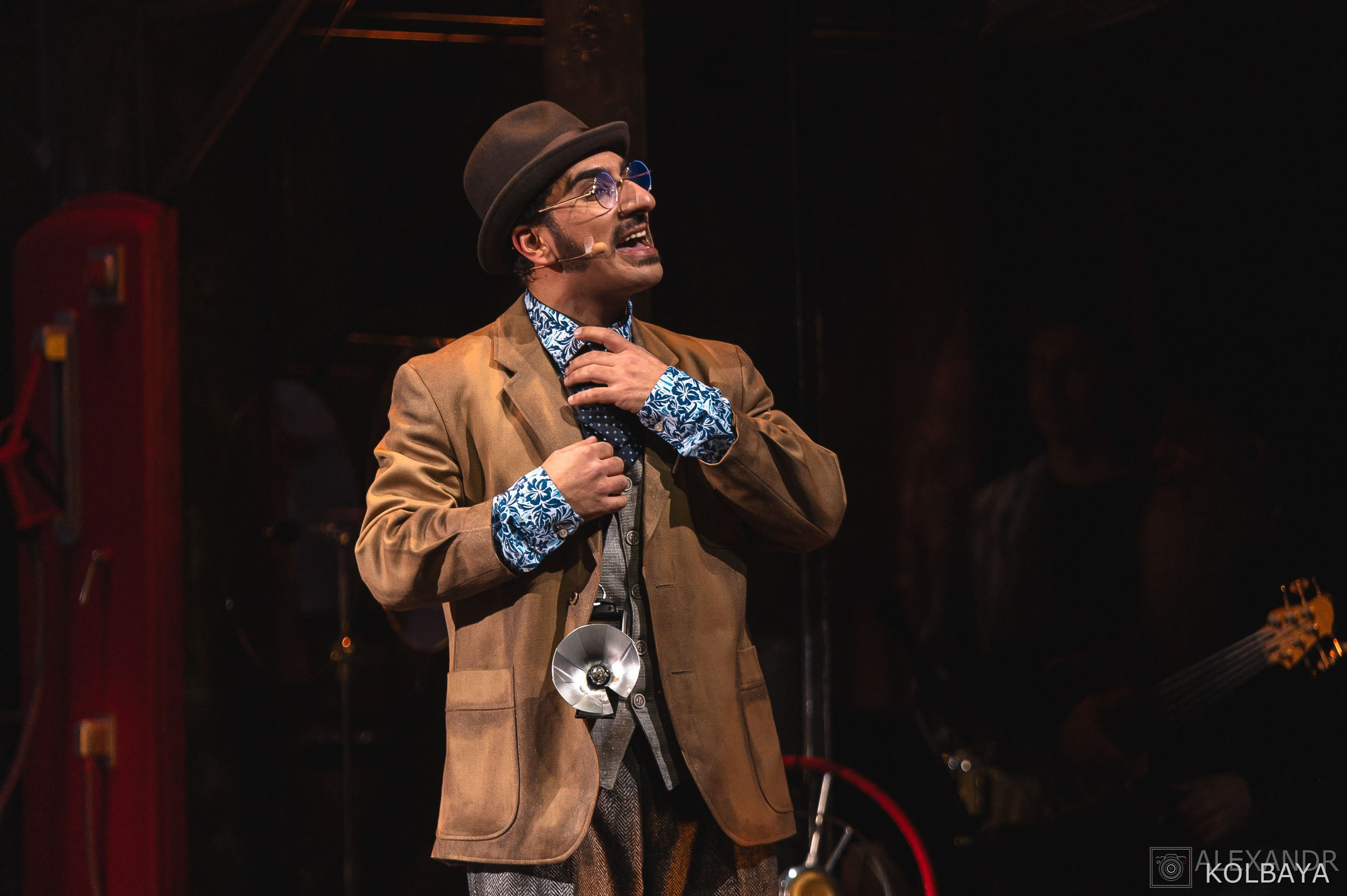 Фотографии со спектакля «Однажды в городе N». Концертный и театральный репортажный фотограф в Москве Александр Колбая