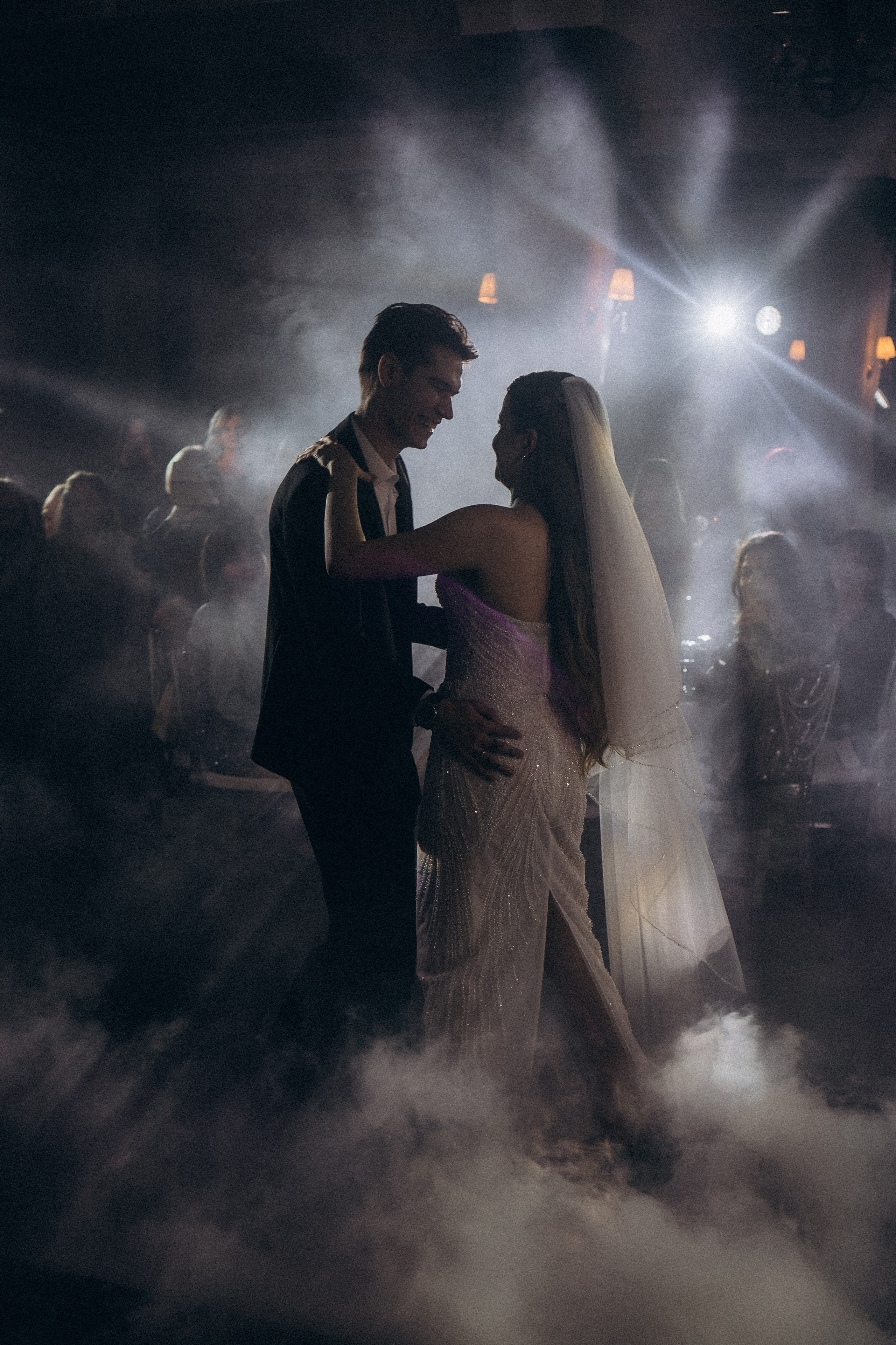 ПЕРВЫЙ ТАНЕЦ МОЛОДЫХ НА БАНКЕТЕ. ТРОГАТЕЛЬНЫЙ МОМЕНТ (СНЯТО В СИБИРЕ В НИЖНЕВАРТОВСКЕ). Профессиональный фотограф, Санкт-Петербург — Виктория Богомолова