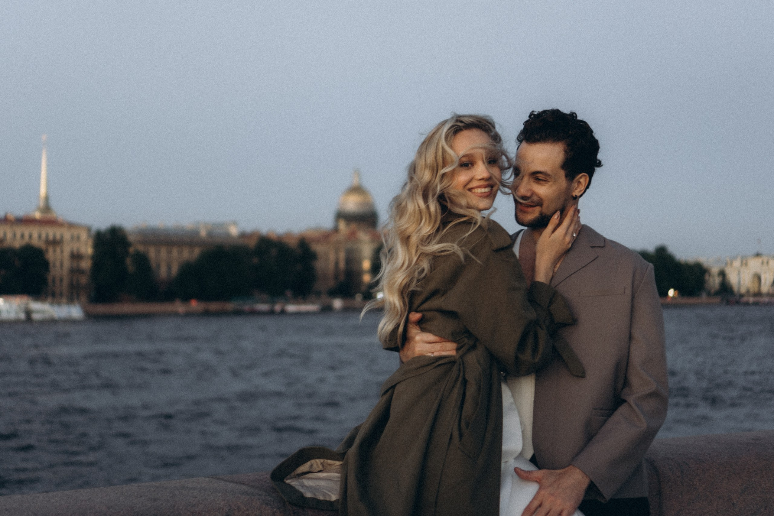 СВАДЕБНАЯ СЬЕМКА ПАРЫ НА РАССВЕТЕ В БЕЛЫЕ НОЧИ И ПРОГУЛКА С РАЗВОДНЫМИ МОСТАМИ И ПИКНИК ВОЗЛЕ ИСАКИЕВСКОГО СОБОРА. Профессиональный фотограф, Санкт-Петербург — Виктория Богомолова