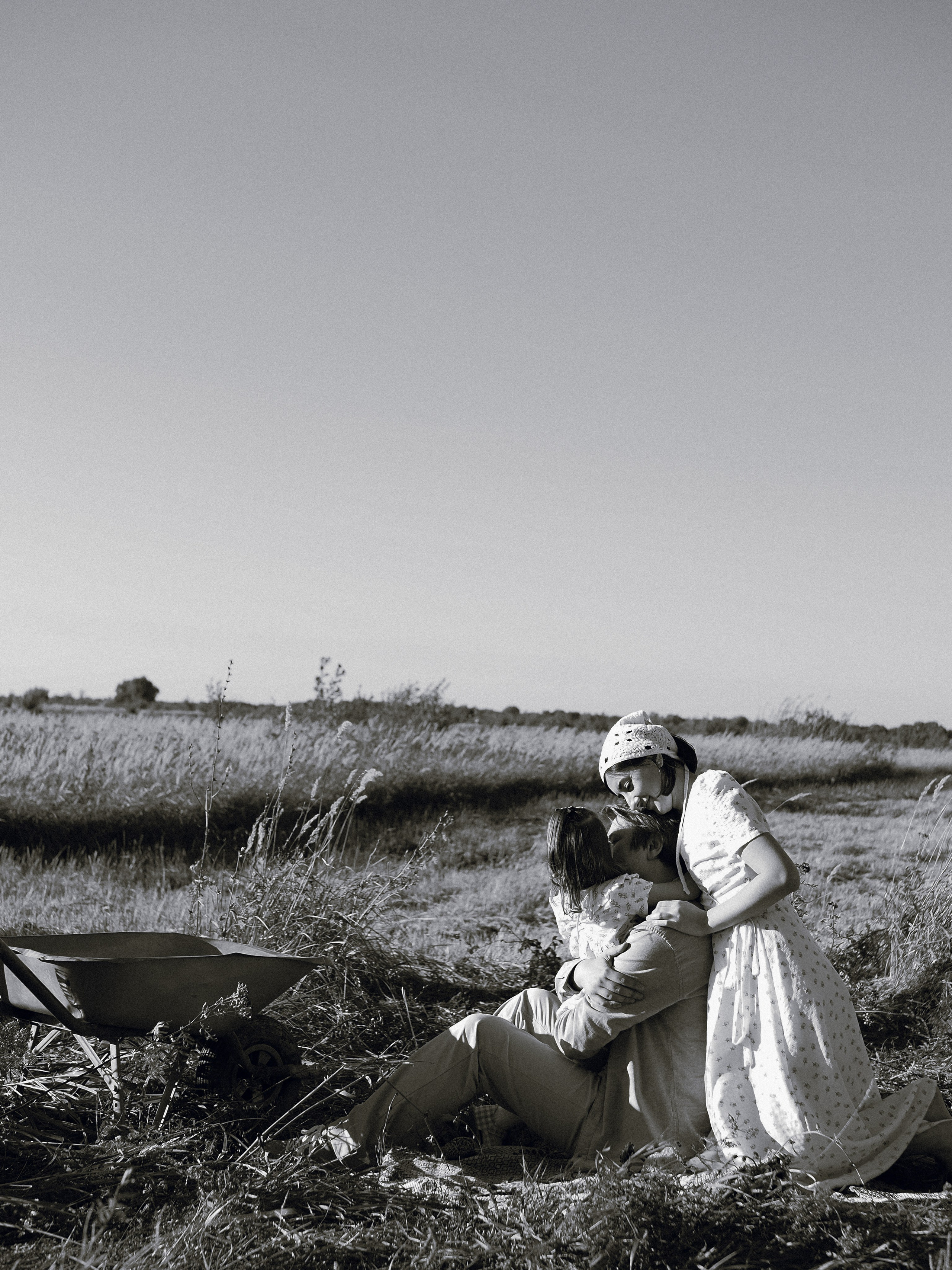 Гоняться по полю на тачке с мамой и папой. Обижаться. Смеяться. Фотограф Рязань. Семейный Свадебный фотограф