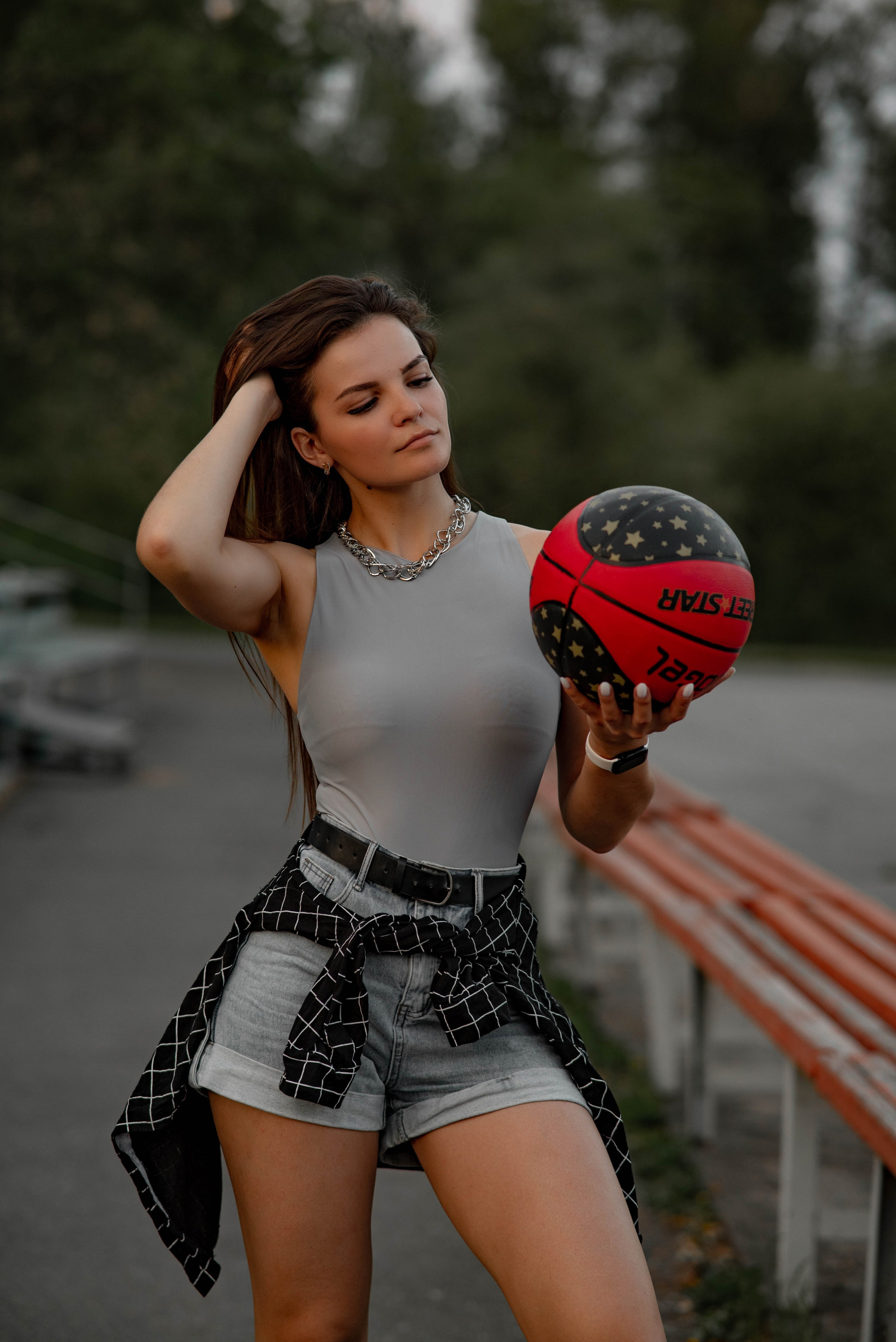 Девушка- спортсменка на стадионе города Абакана при закатном солнце. Семейный и свадебный фотограф в Абакане Юлия Су