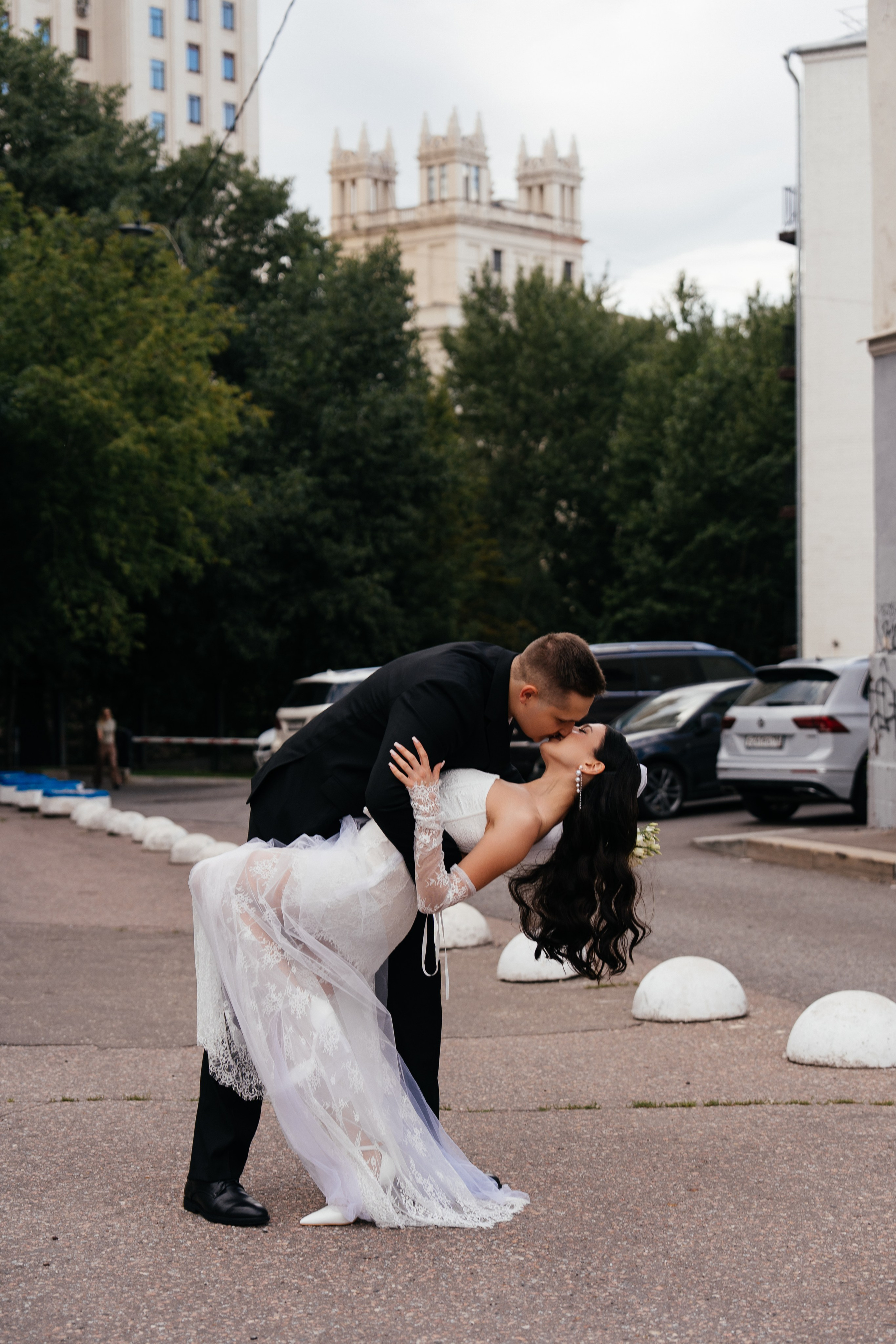 Свадебная фотосессия в Москве у высотки на Котельнической набережной. Свадебный фотограф в Москве Анна Полушина