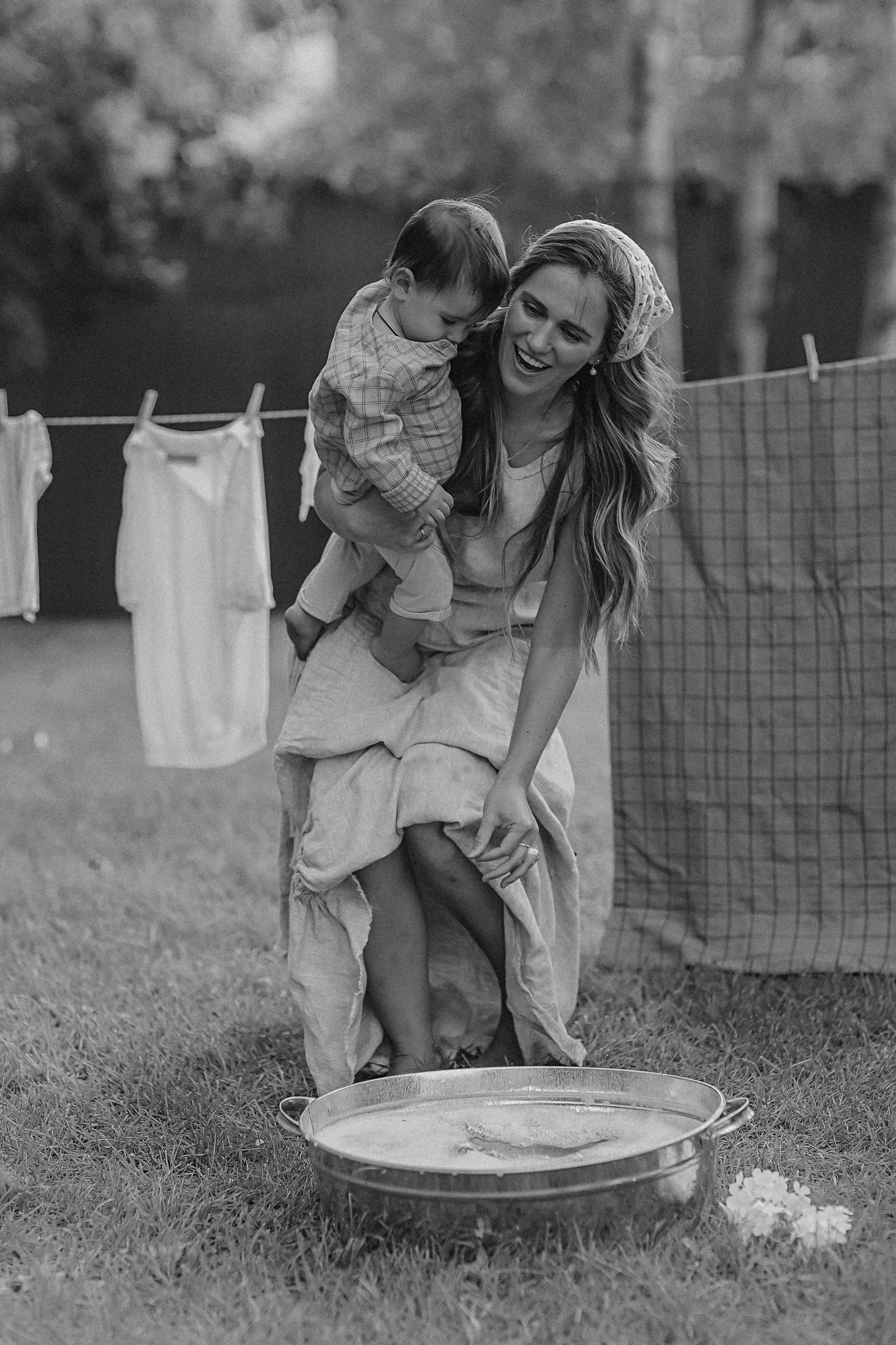 Стирка у дома. Семейный фотограф Тюмень, фотограф на роды Салмина Мария