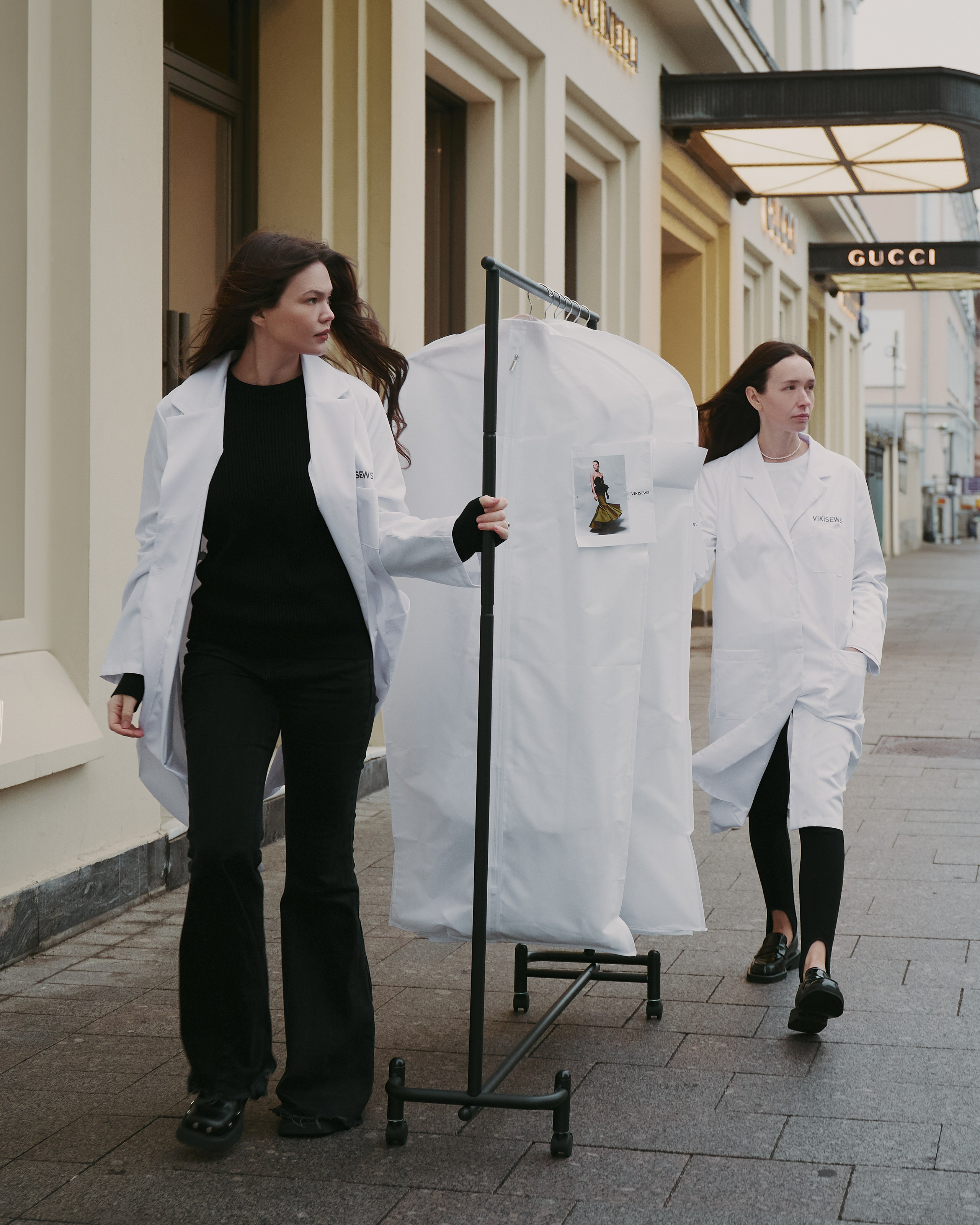 Сотрудники Vikisews на групповой съемке — дизайнеры, технологи и менеджеры модного проекта