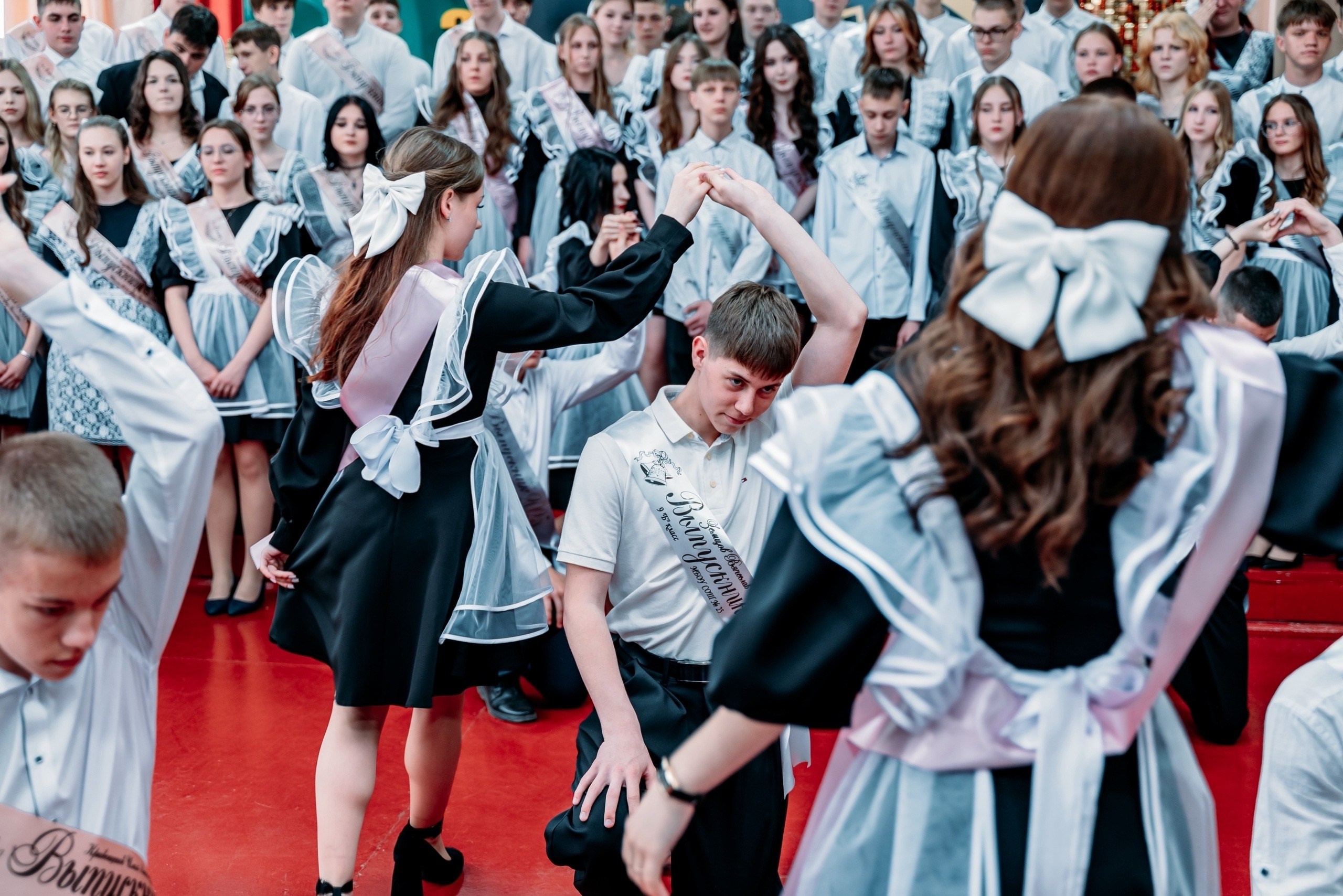 Последний звонок 2025 школа 25. Фотограф Алёна Царькова. Киселевск