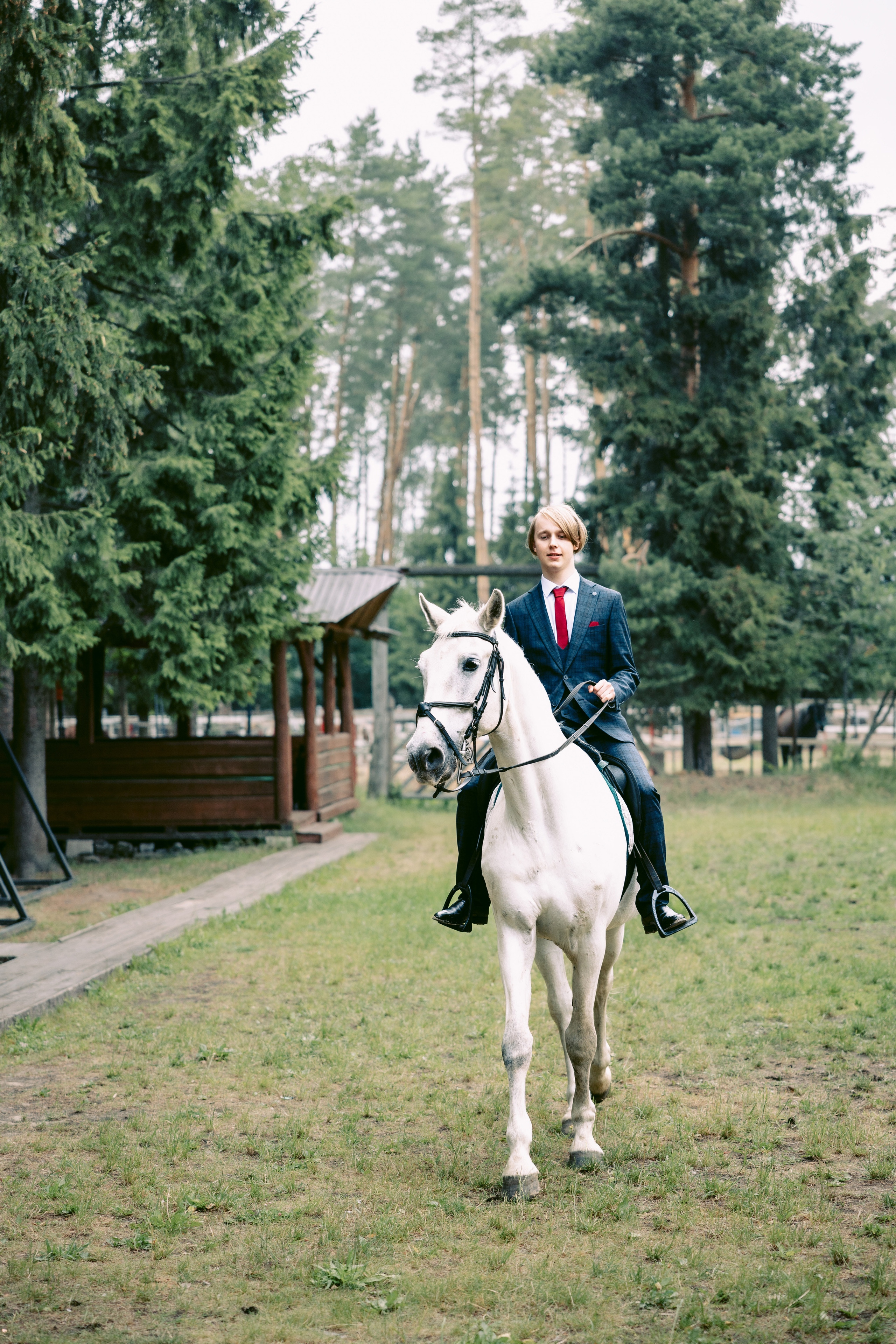 Свадьба в Кудиново. Конюшня. Репортажный и студийный фотограф в Москве — Софи