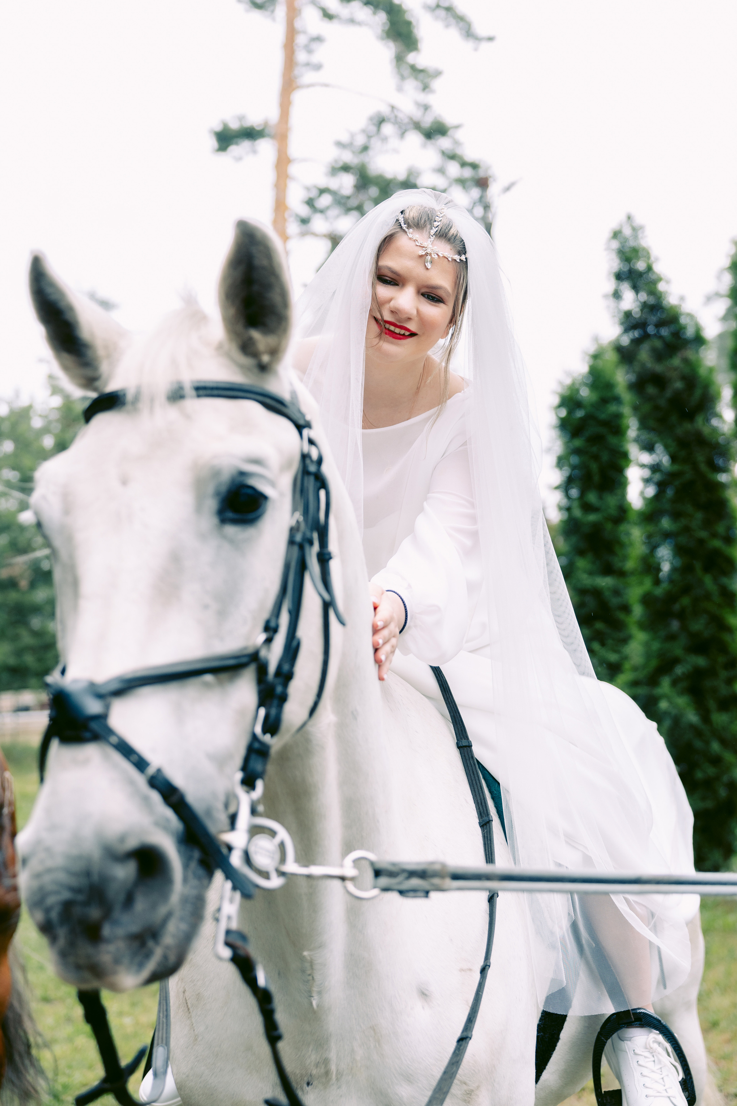 Свадьба в Кудиново. Конюшня. Репортажный и студийный фотограф в Москве — Софи