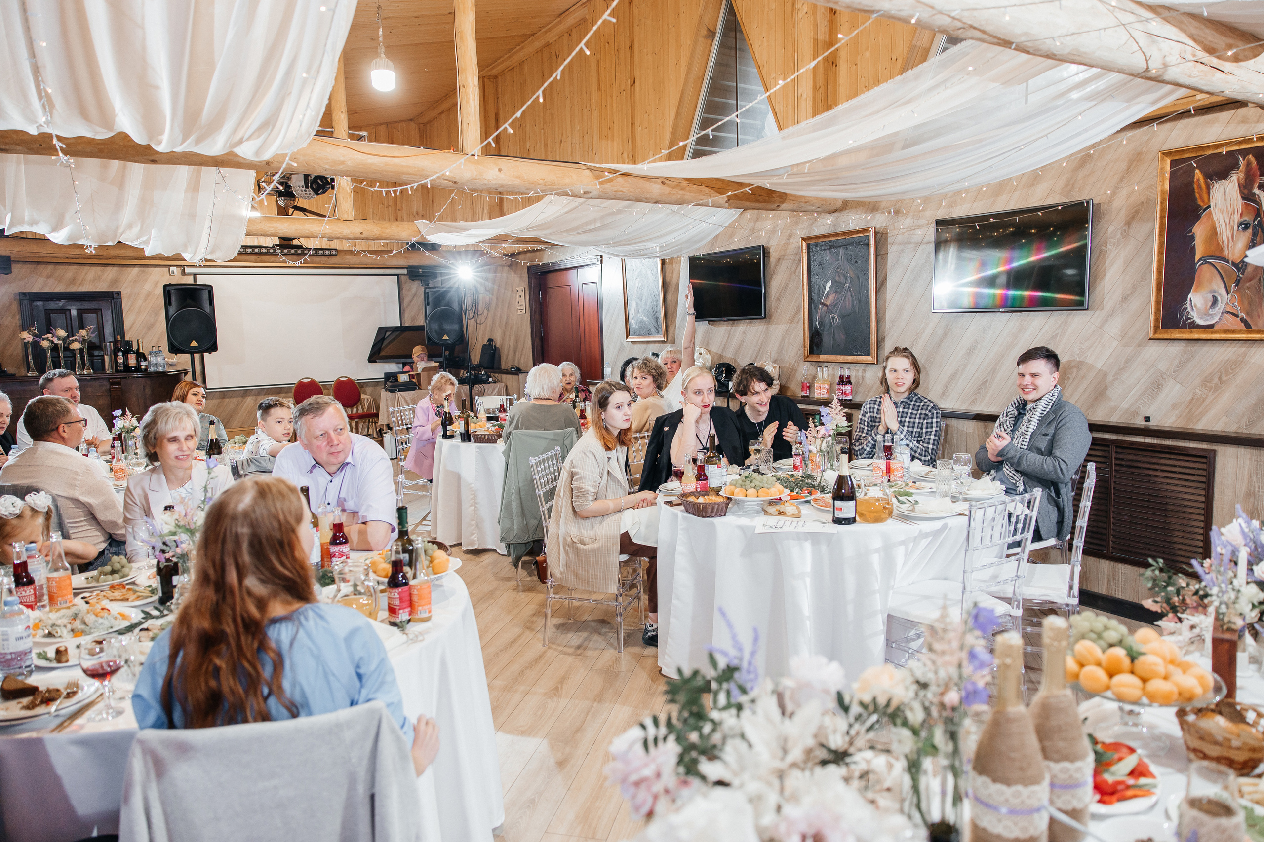 Свадьба в Кудиново. Конюшня. Репортажный и студийный фотограф в Москве — Софи