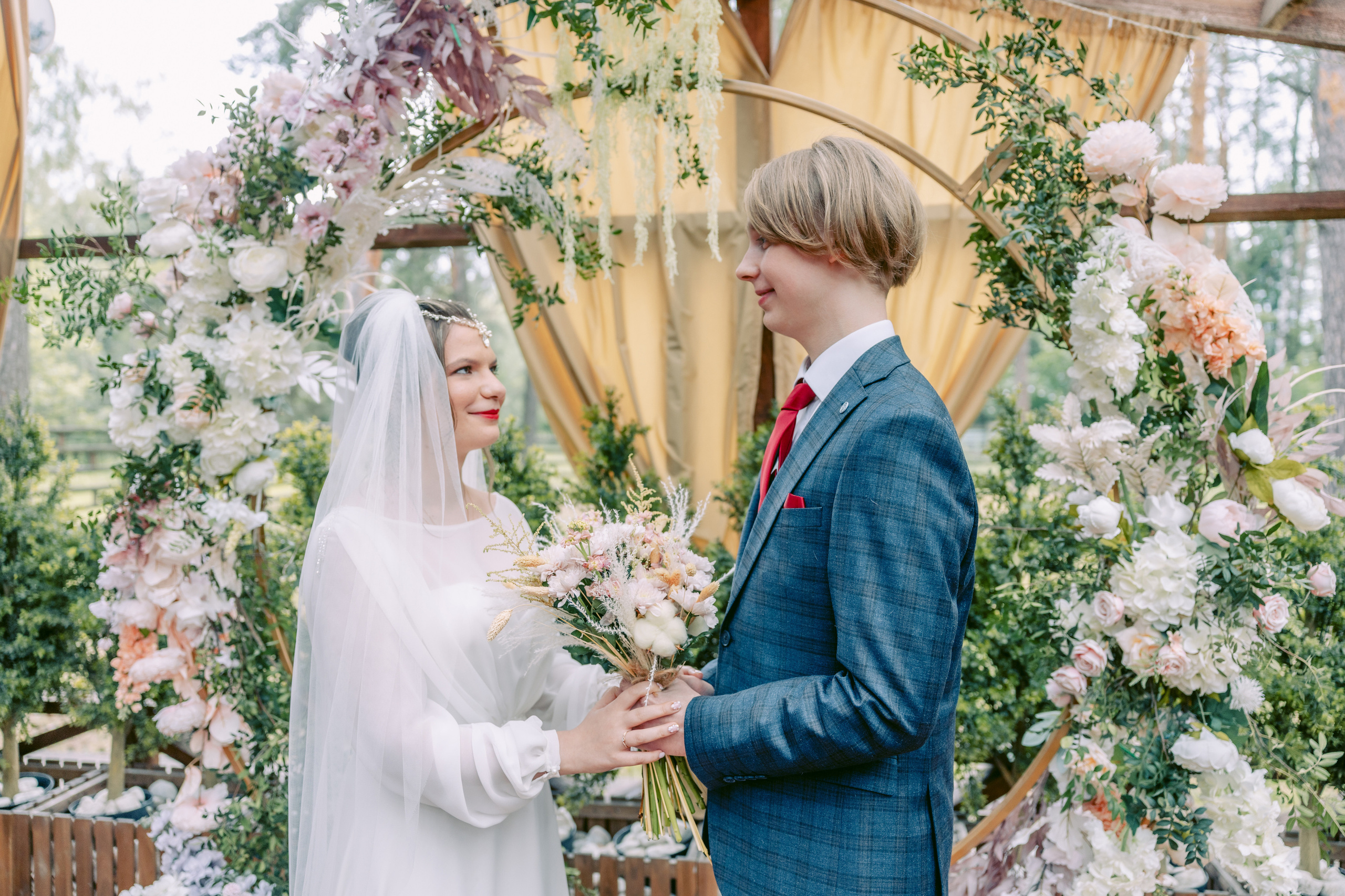 Свадьба в Кудиново. Конюшня. Репортажный и студийный фотограф в Москве — Софи