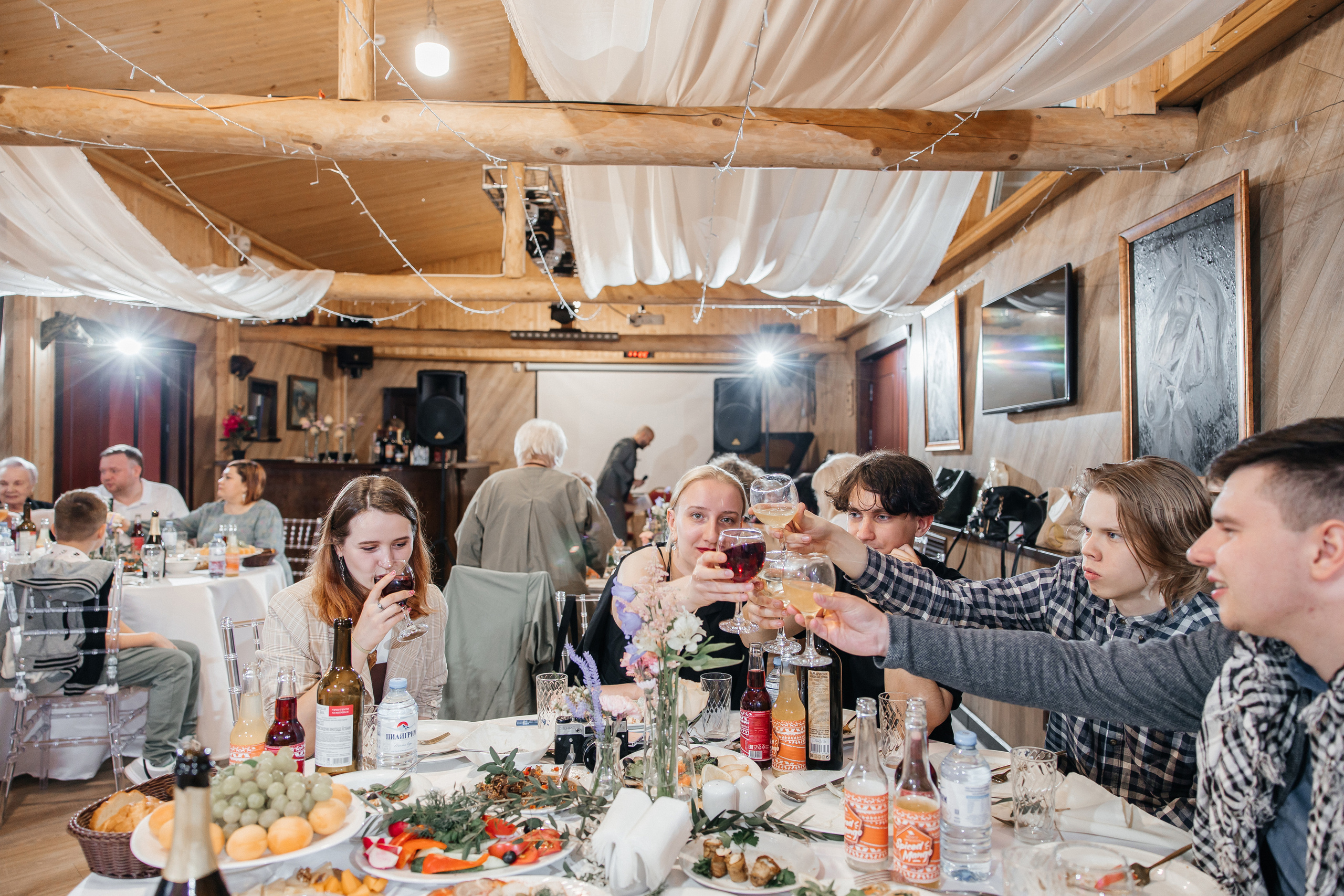 Свадьба в Кудиново. Конюшня. Репортажный и студийный фотограф в Москве — Софи