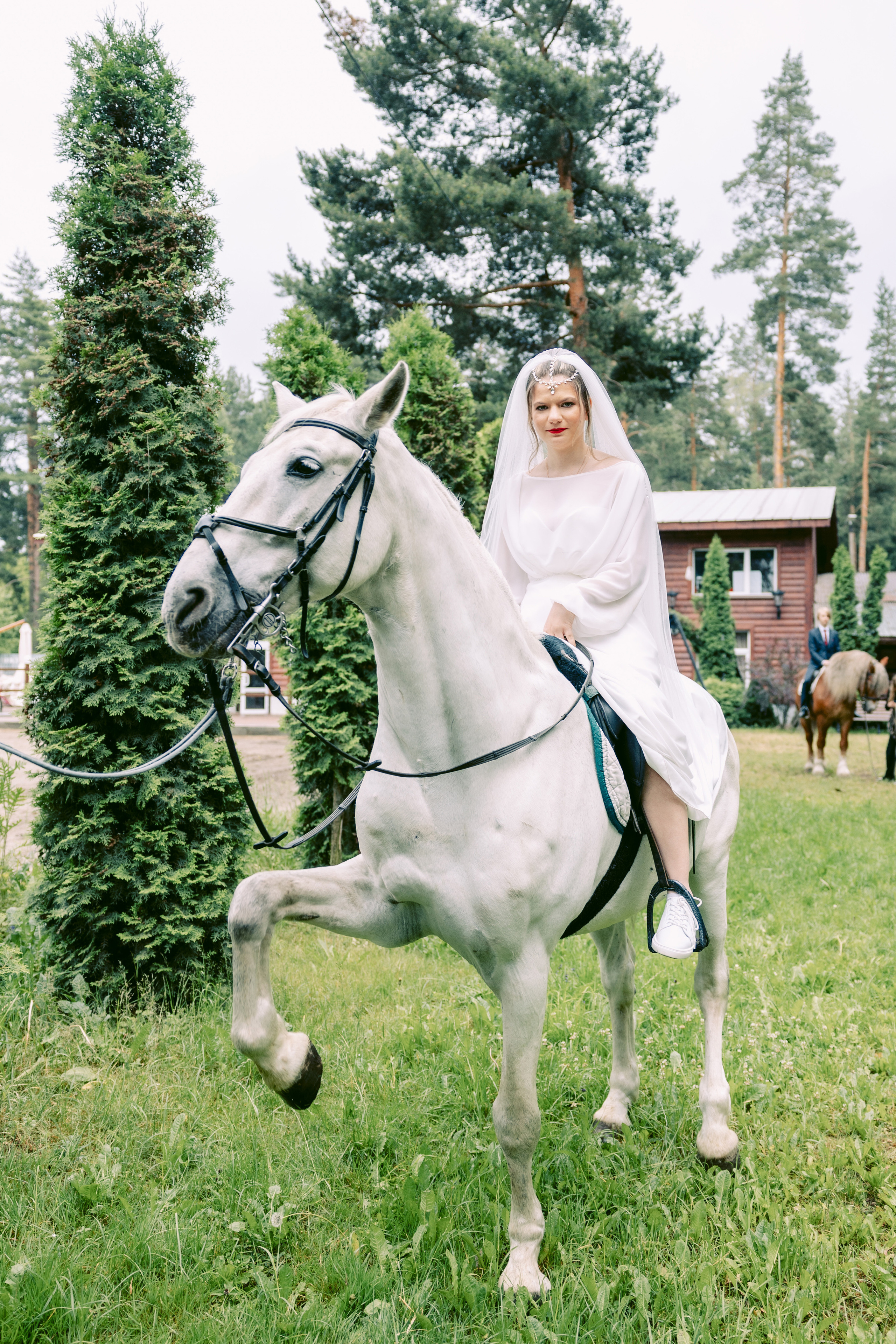 Свадьба в Кудиново. Конюшня. Репортажный и студийный фотограф в Москве — Софи