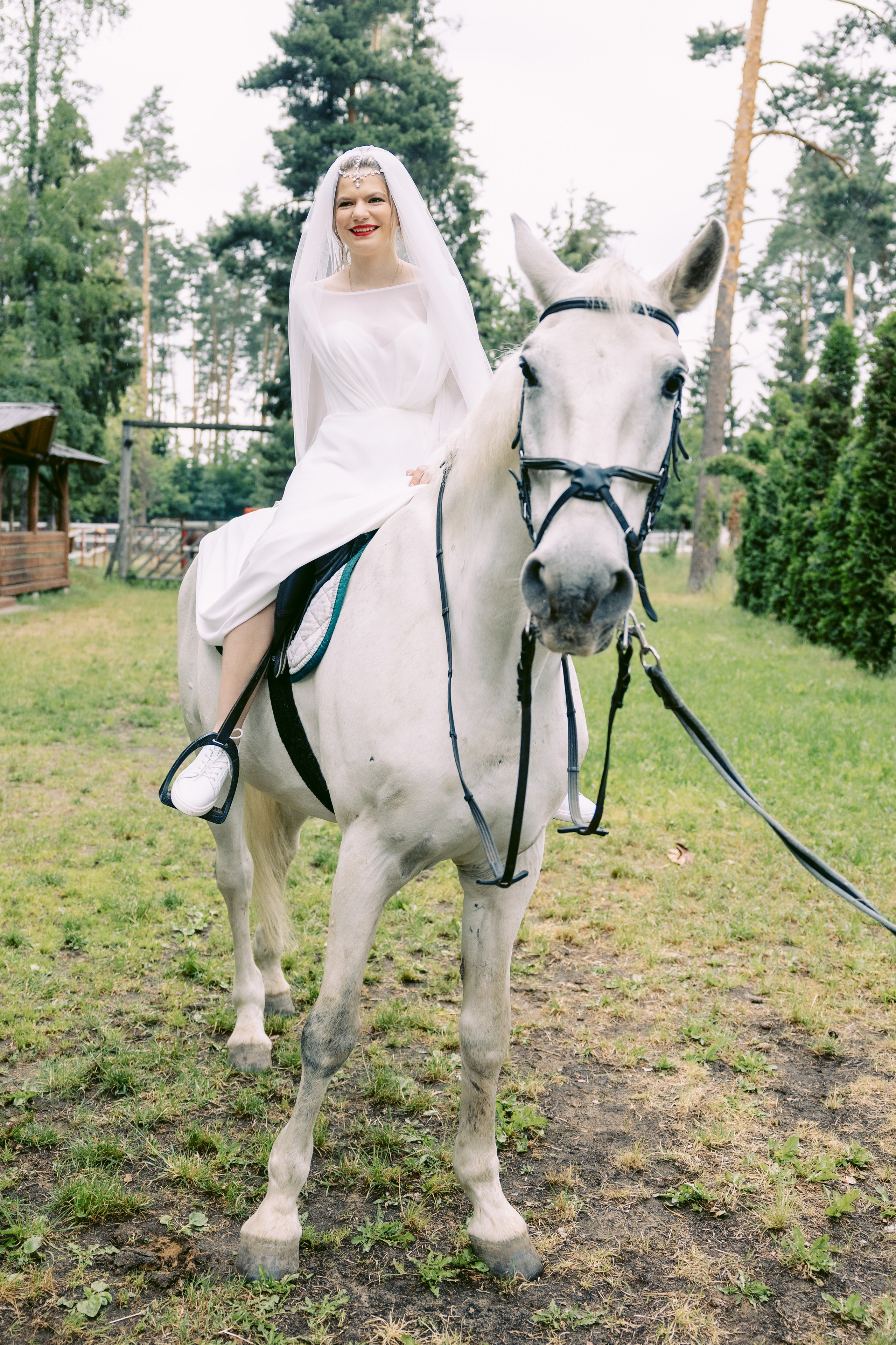 Свадьба в Кудиново. Конюшня. Репортажный и студийный фотограф в Москве — Софи