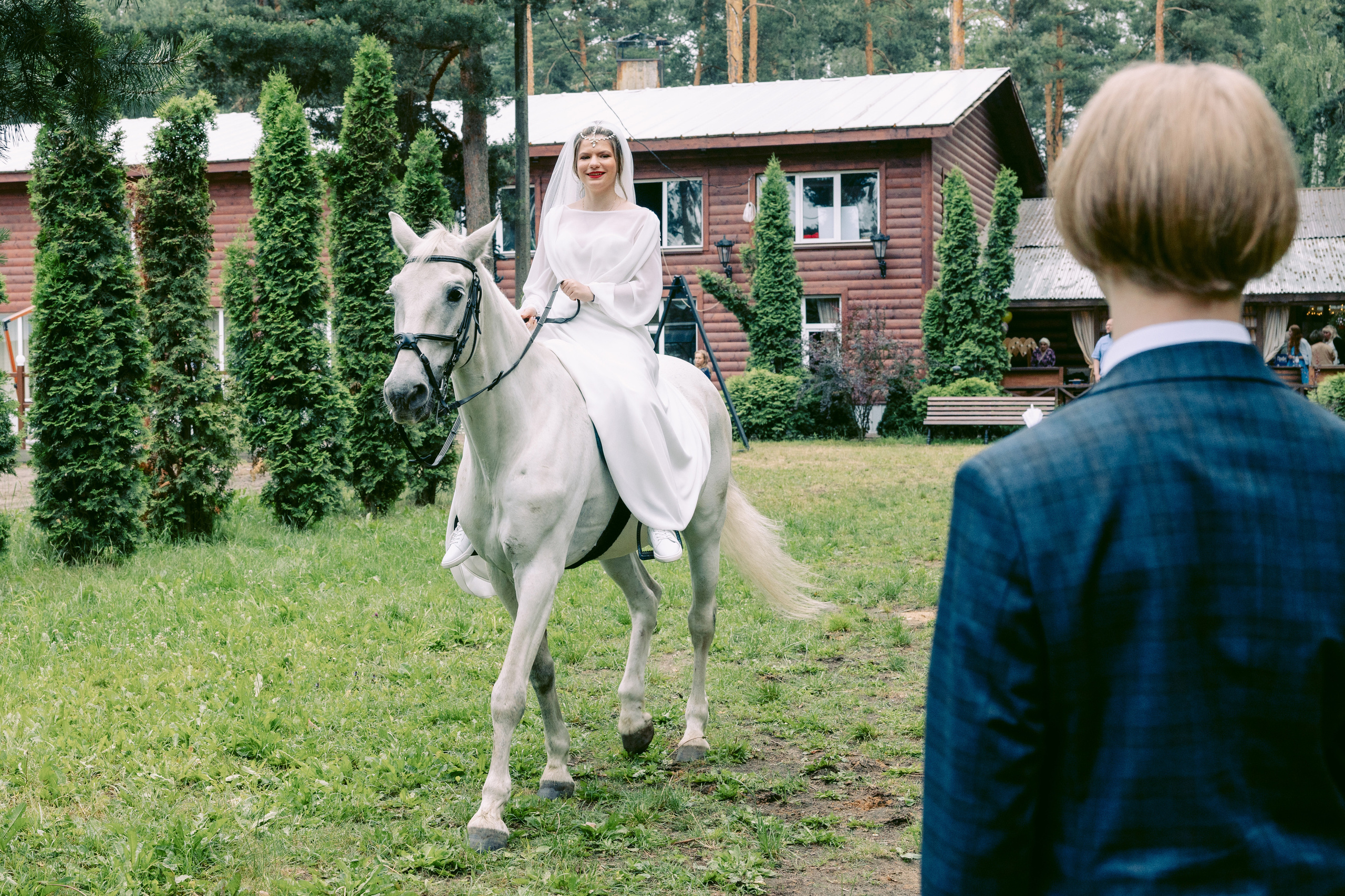 Свадьба в Кудиново. Конюшня. Репортажный и студийный фотограф в Москве — Софи