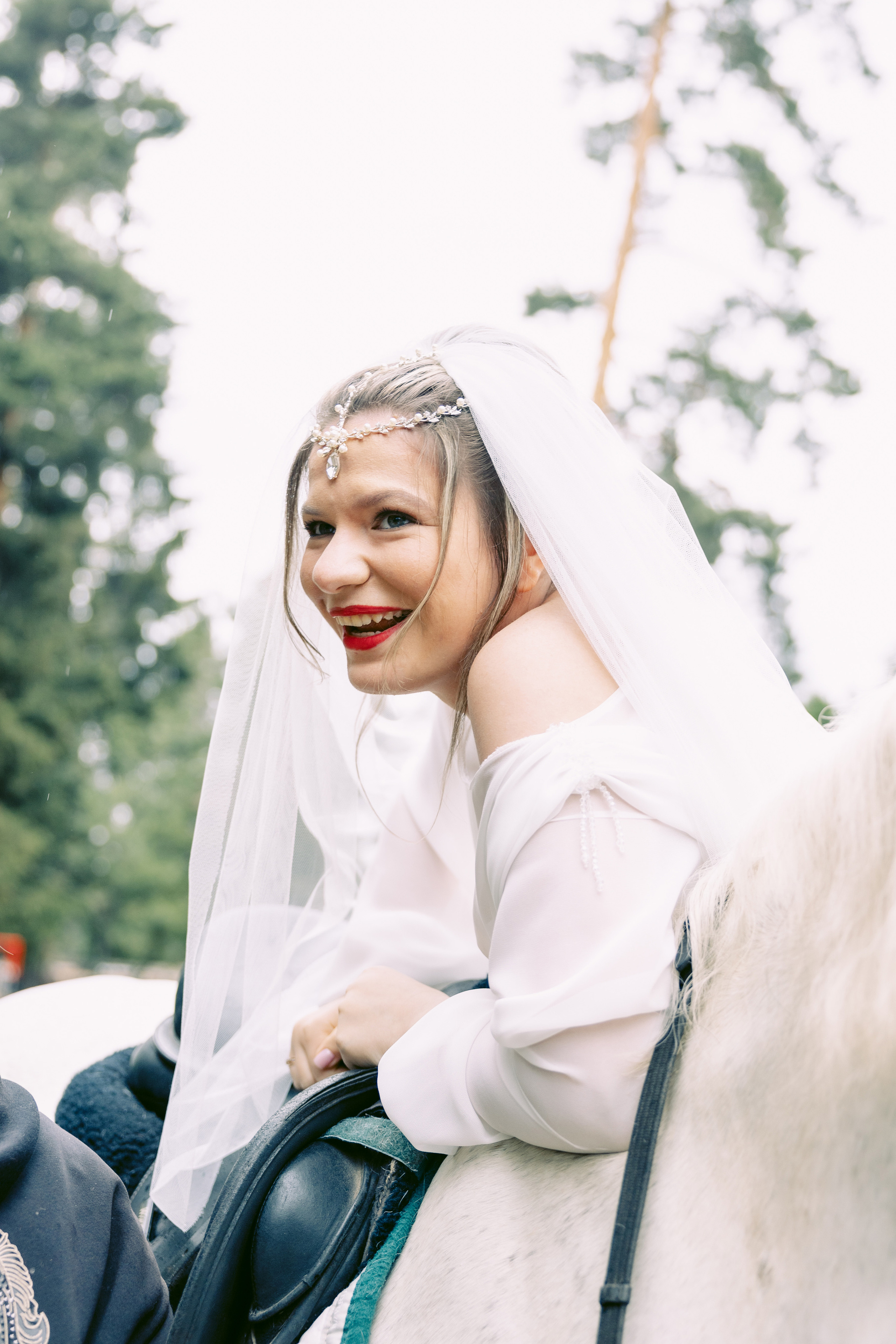 Свадьба в Кудиново. Конюшня. Репортажный и студийный фотограф в Москве — Софи