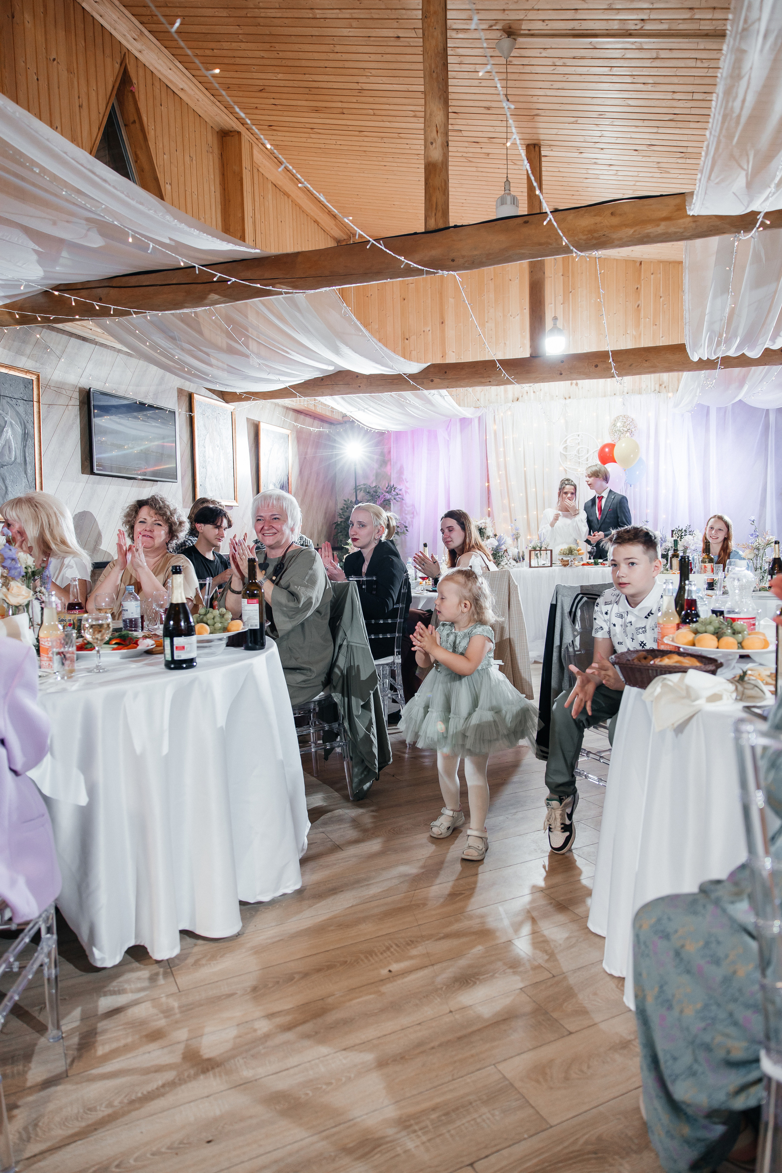 Свадьба в Кудиново. Конюшня. Репортажный и студийный фотограф в Москве — Софи