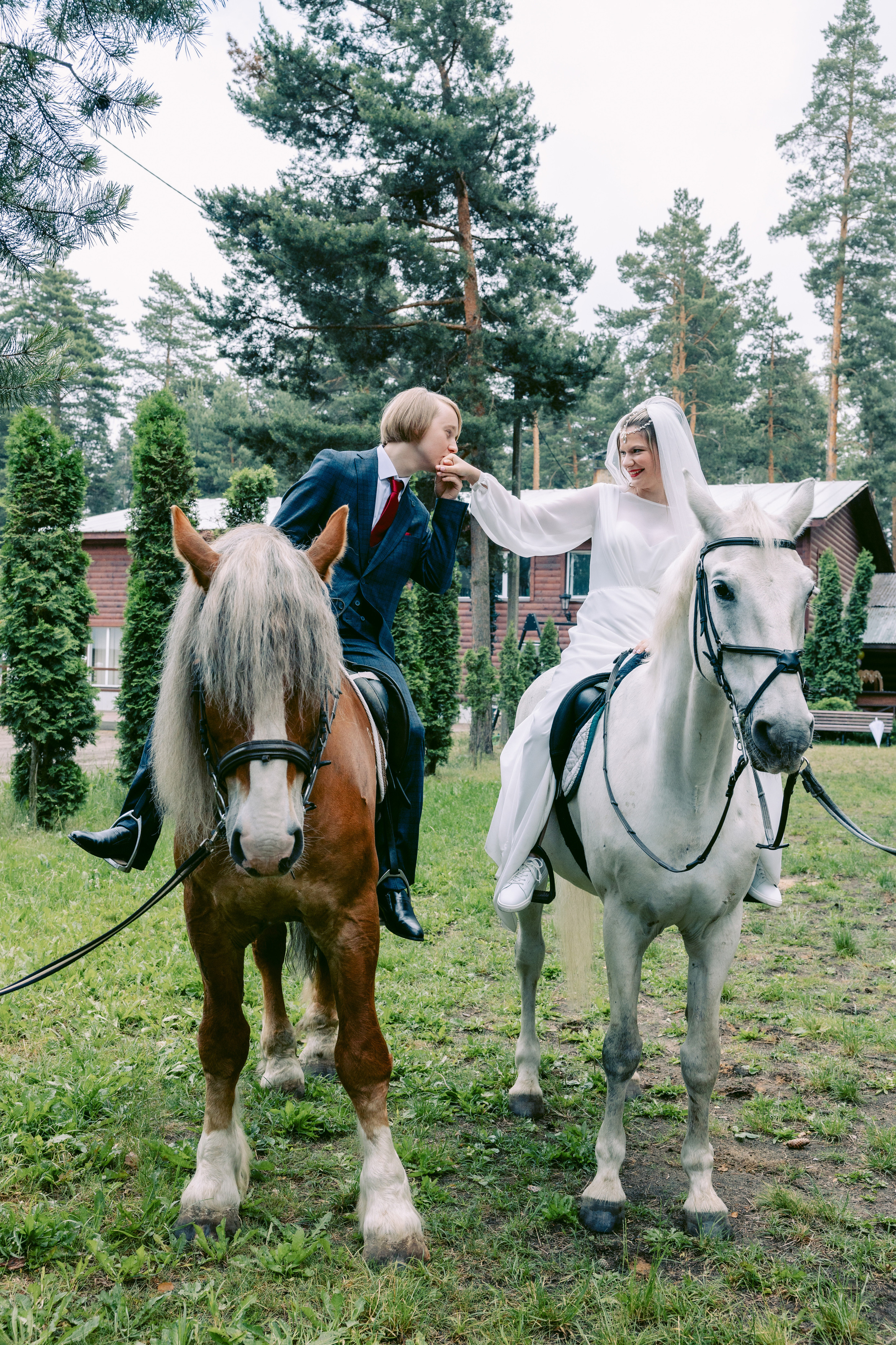 Свадьба в Кудиново. Конюшня. Репортажный и студийный фотограф в Москве — Софи