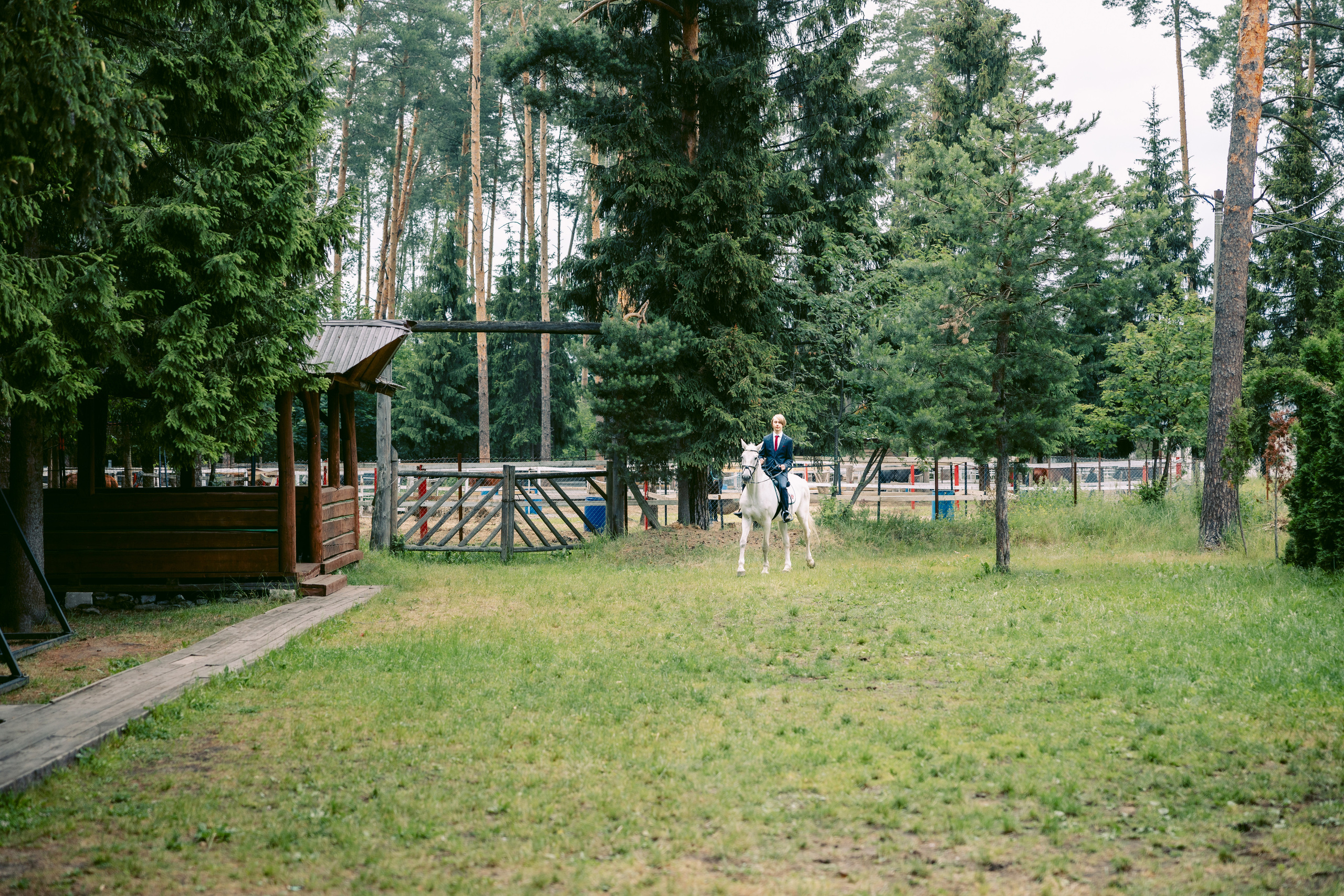 Свадьба в Кудиново. Конюшня. Репортажный и студийный фотограф в Москве — Софи