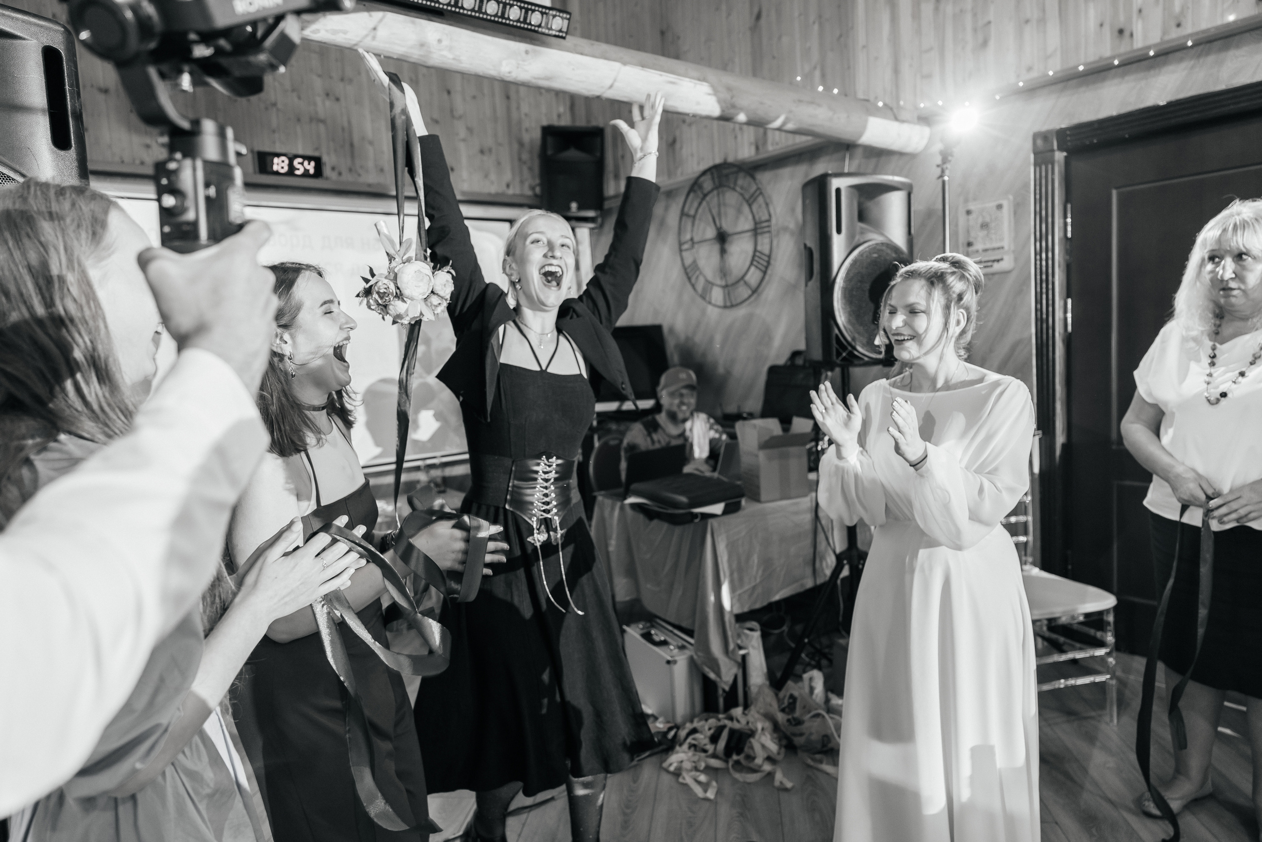 Свадьба в Кудиново. Конюшня. Репортажный и студийный фотограф в Москве — Софи