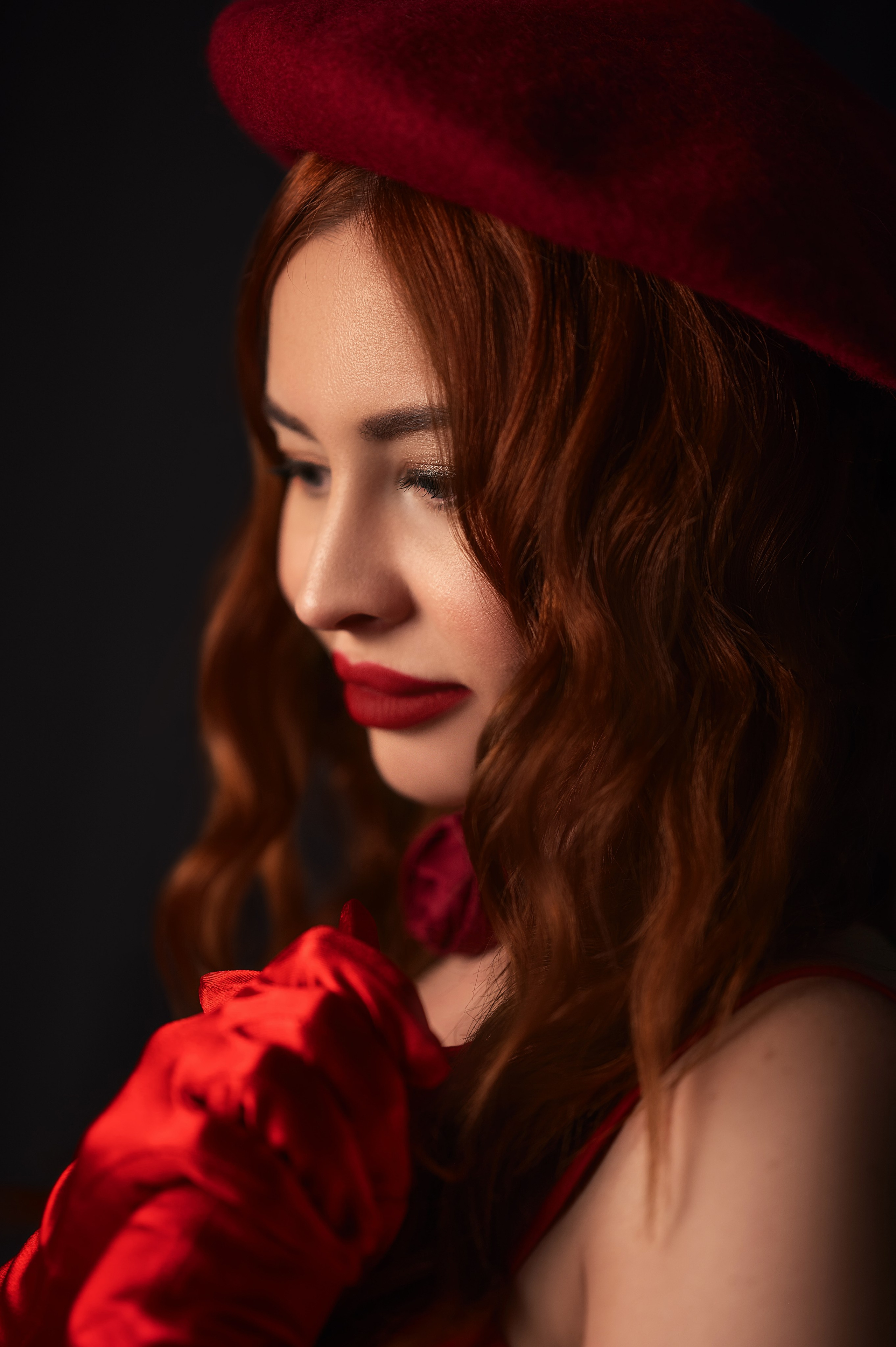 Женственная съёмка в Волгодонске. Девушка в красном платье и беретке. Студия, эстетичная композиция. Автор — Елизавета Жуйкова.