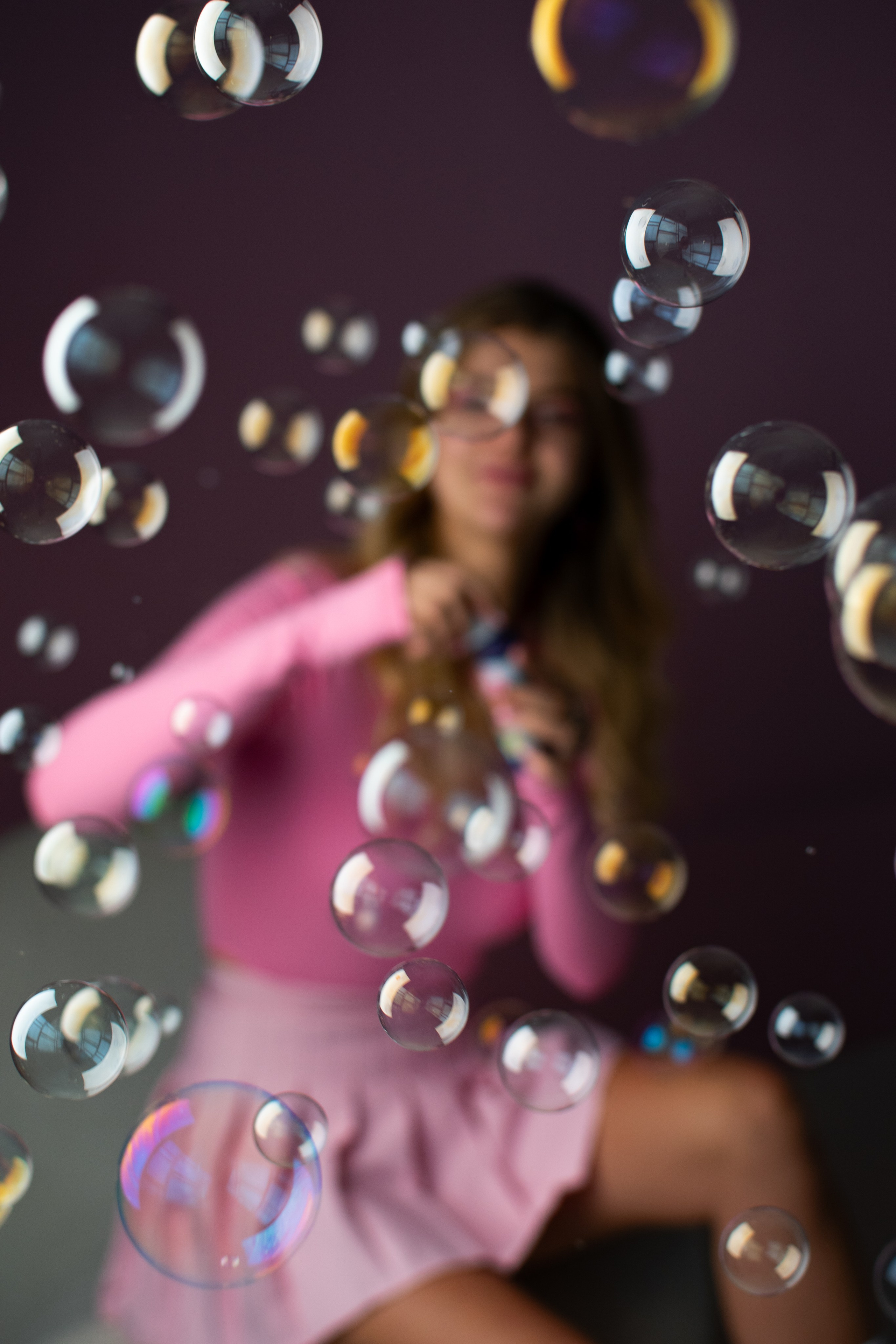 Девушка в мыльных пузырях