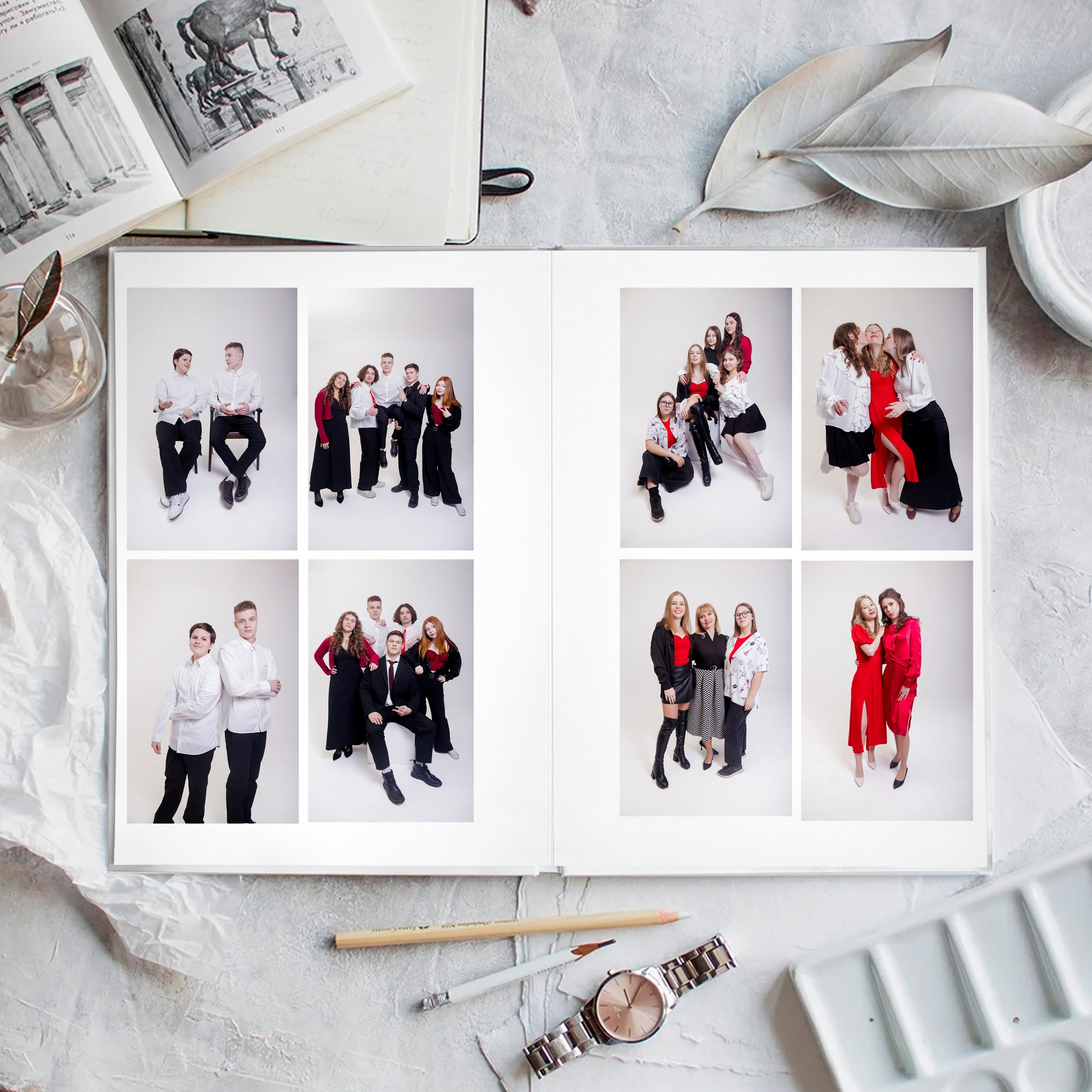 Разворот альбома с фото с друзьями с красными акцентами.