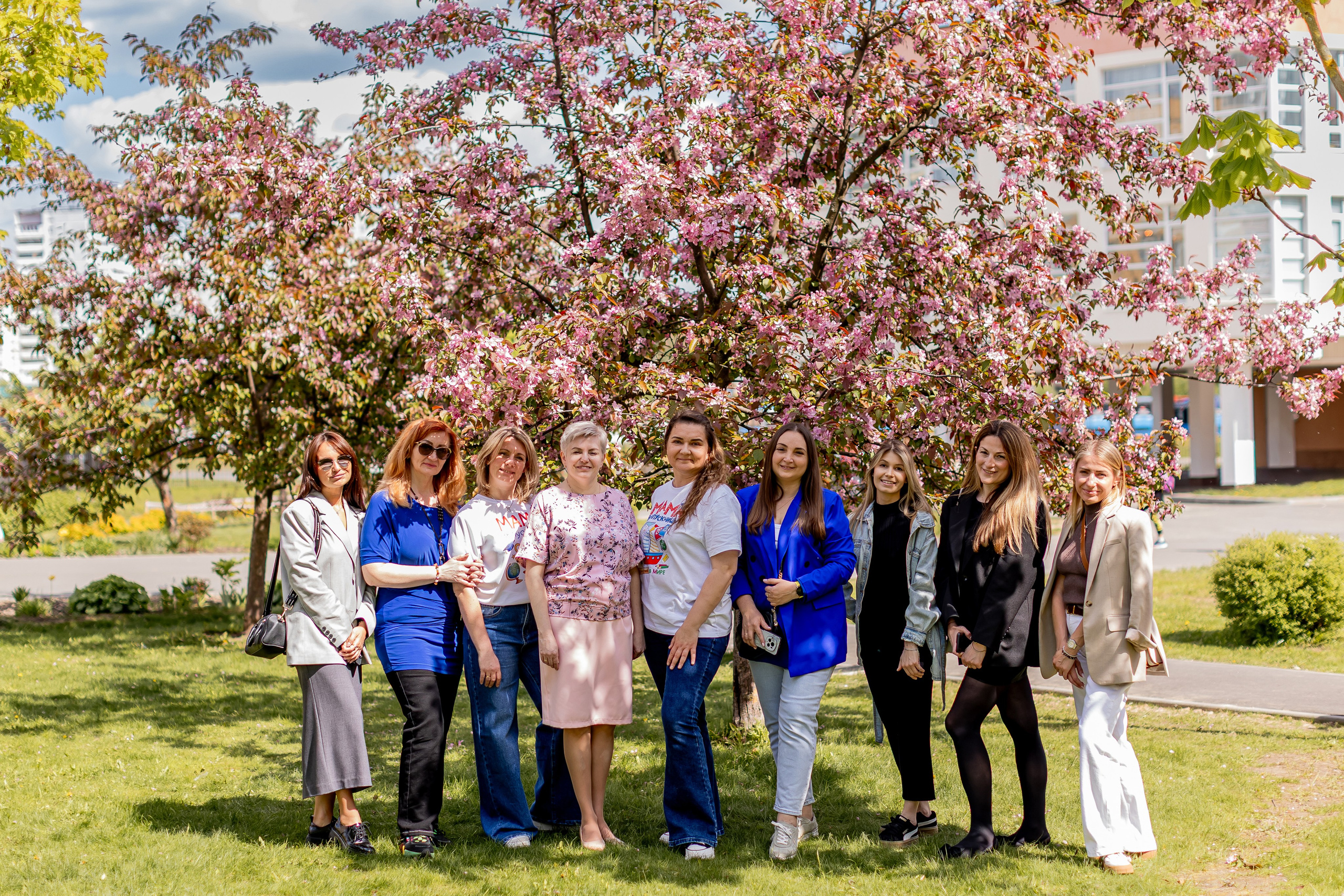 Выпускной в начальной школе на улице. Фотограф и видеограф Москва. Свадебный фотограф, видеограф. Выпускные альбомы. Оживающие альбомы