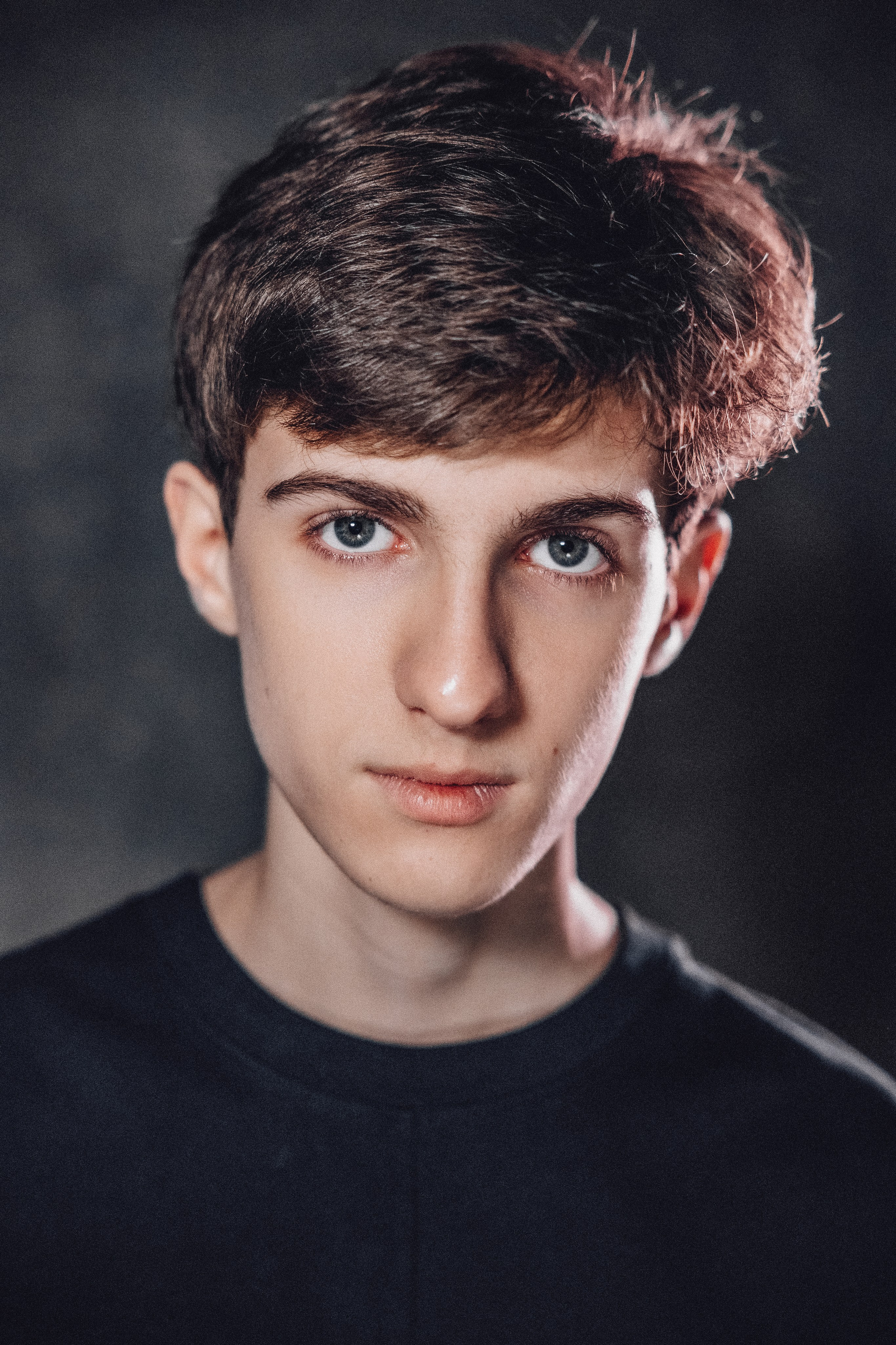 АРТЁМ. Я фотограф из Москвы к Вашим услугам