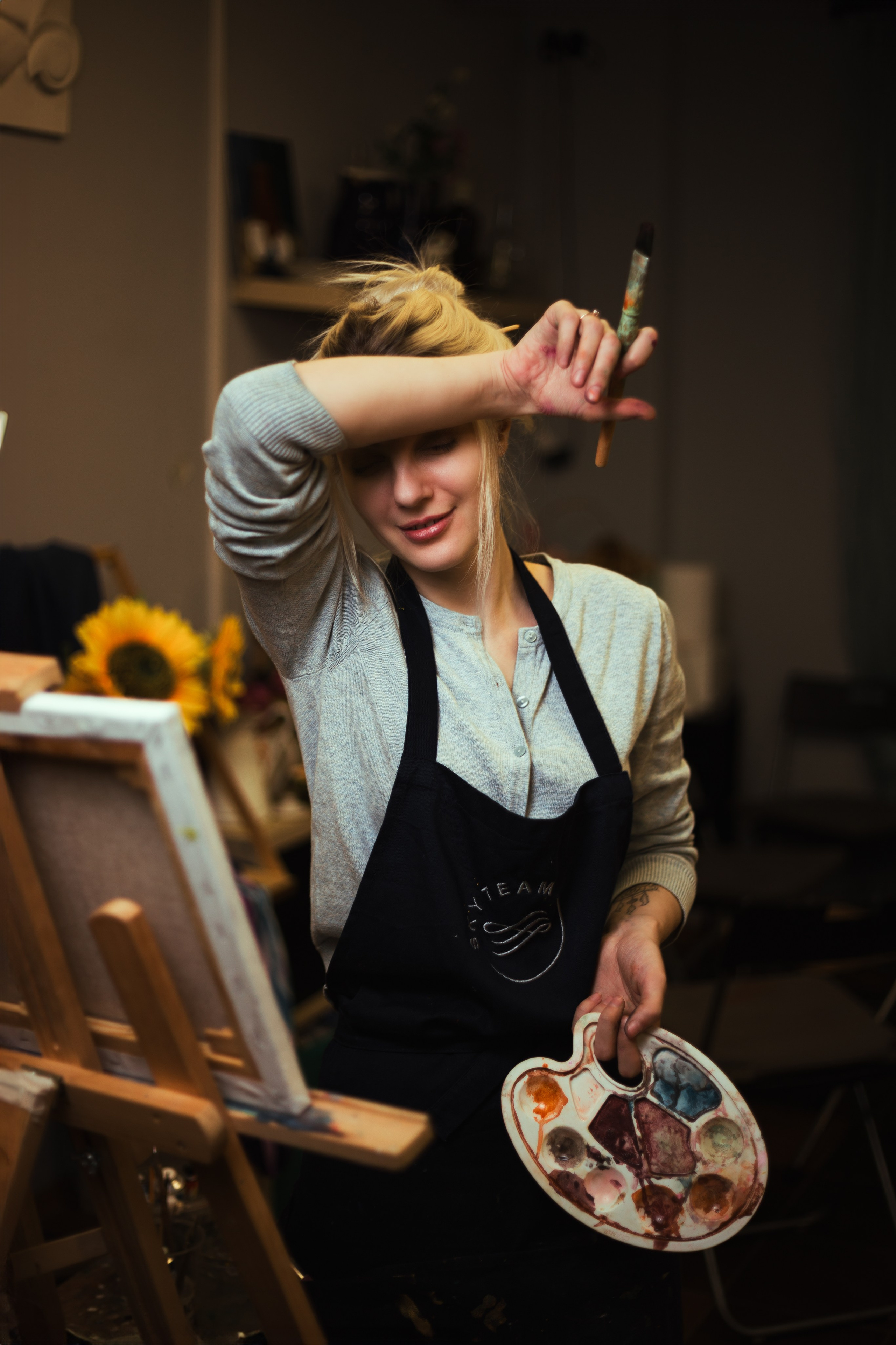 Погрузитесь в мир искусства: девушка рисует в студии, окруженная красками и кистями. Эмоциональные и вдохновляющие моменты, запечатленные в фотографиях. Откройте для себя атмосферу творчества и искусства в нашем альбоме 'Художественная атмосфера'. Девушка, Красивая дувушка, Красотка, Хужожесвенная, Художественная сутдия, Мальберт, Рисование, Краски, Фотосессия, Блоднинка, Творческая, Студия, Чудеево, Кофе, Кисти, Акверель, Портрет, Картина, Исскуство, Позирование, 