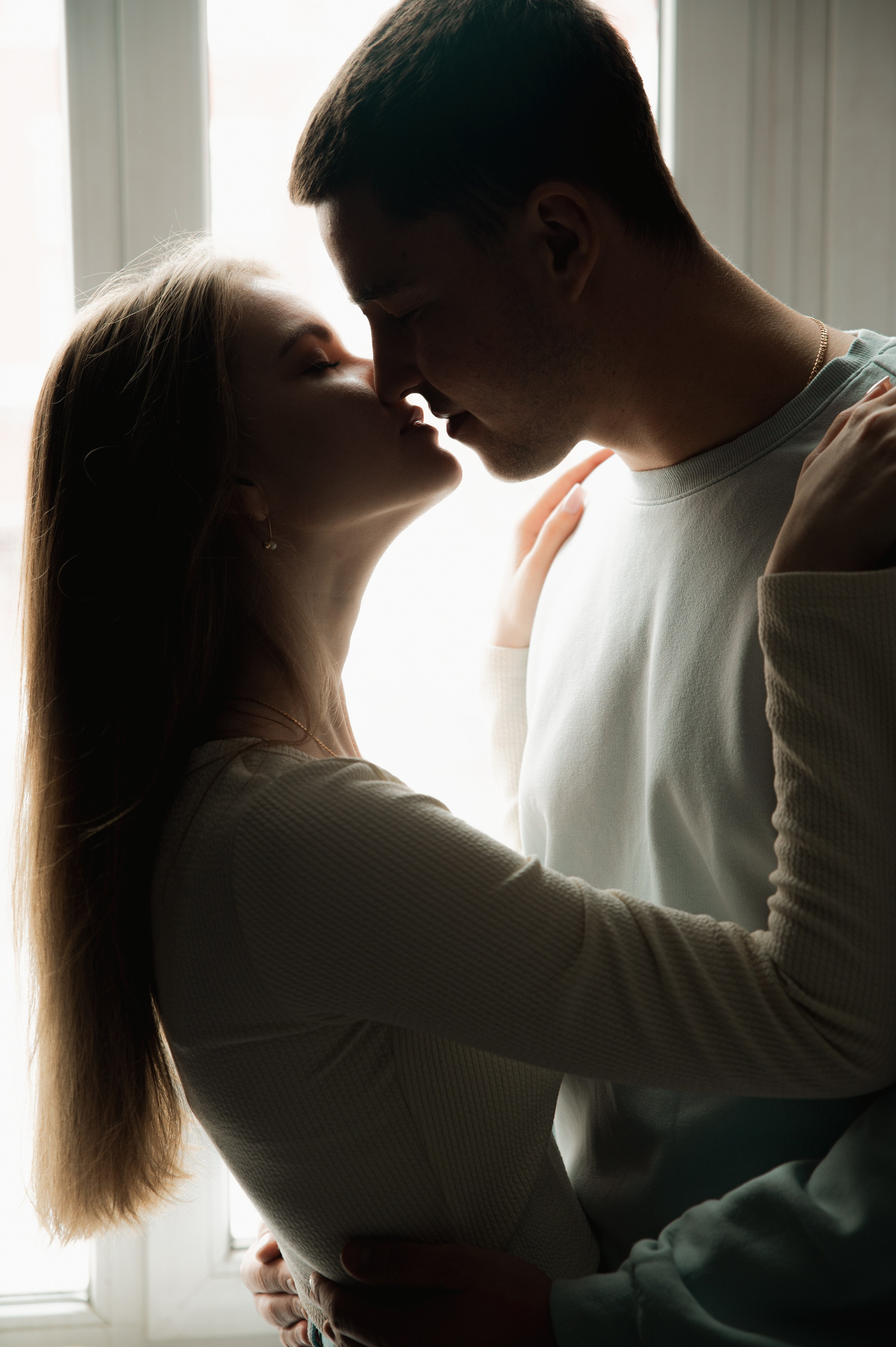 Предсвадебная лавстори в студии в Москве. Свадебный и портретный фотограф в Москве Жердев Даниил