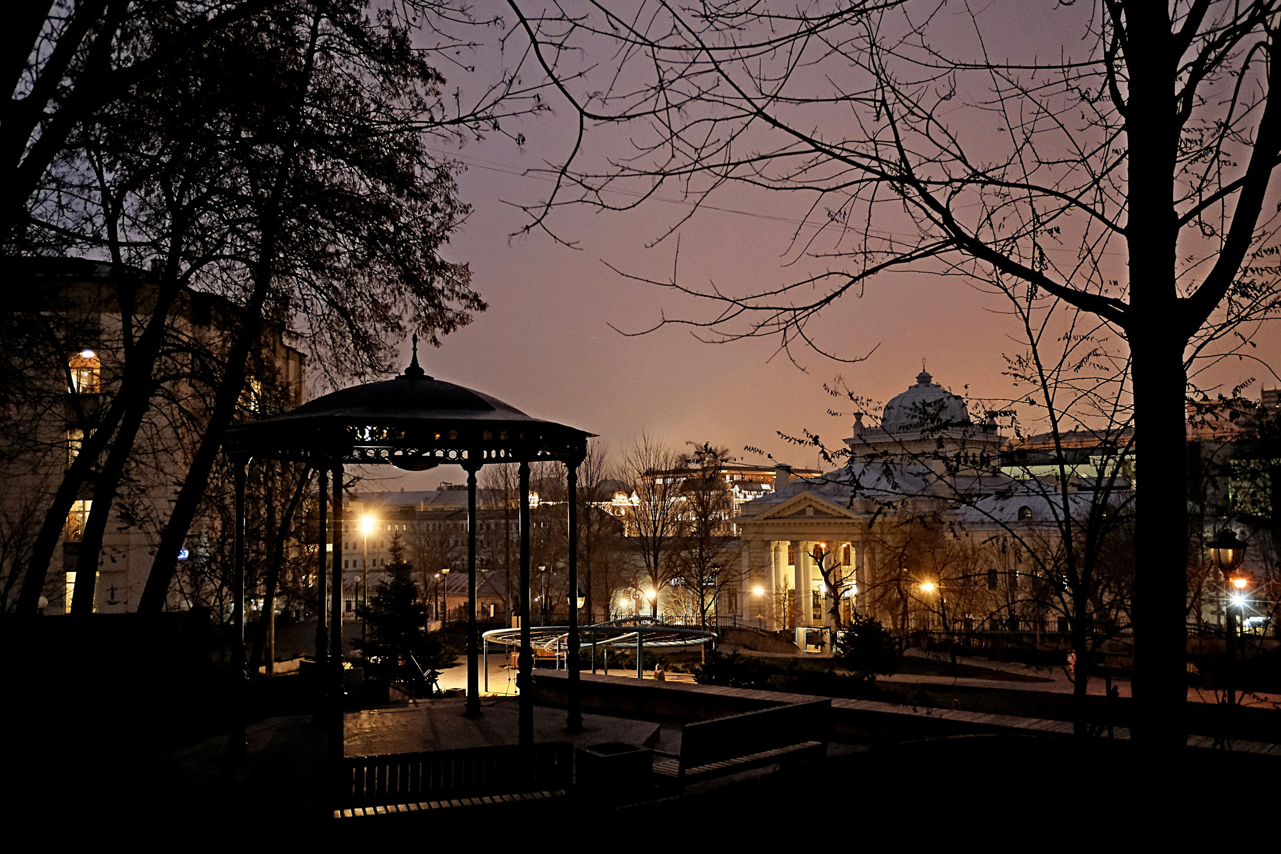 Вечерний город. Улица, люди, жизнь…