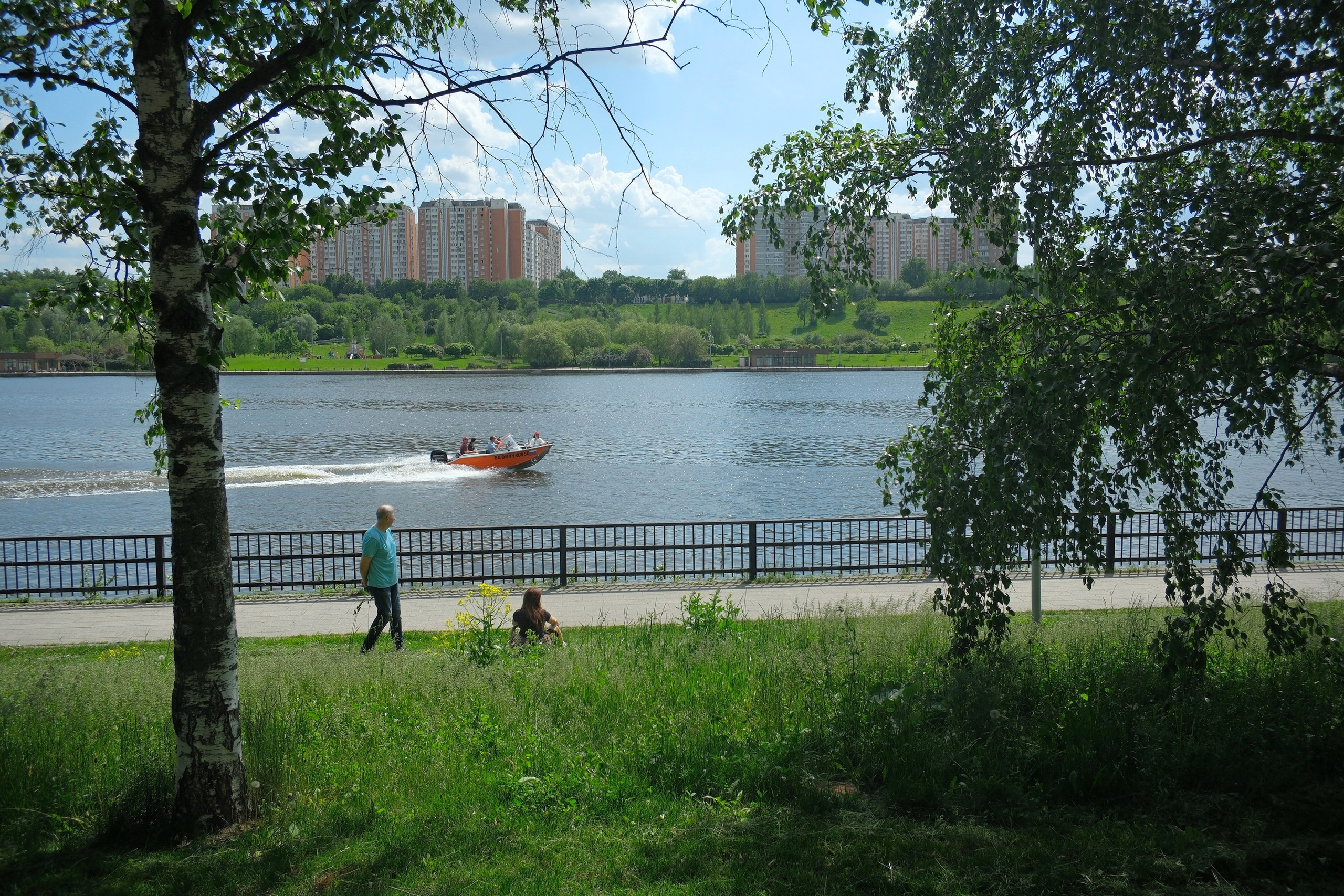 Парк 850 лет Москве. Снято на Voigtlander 18/2,8 Color-scopar. Улица, люди, жизнь…