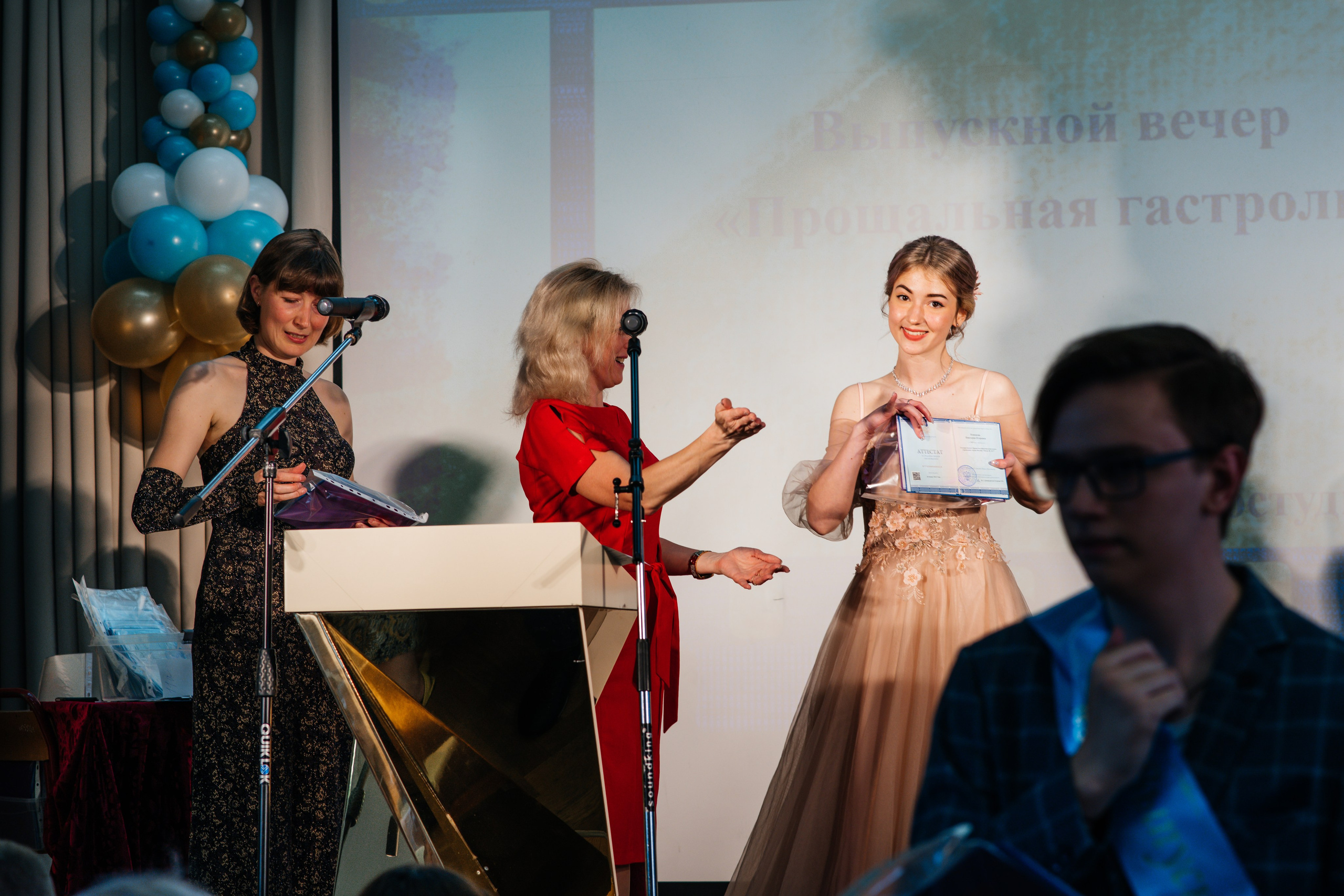 Вручение аттестатов. Выпускные альбомы в Подольске Москве и МО