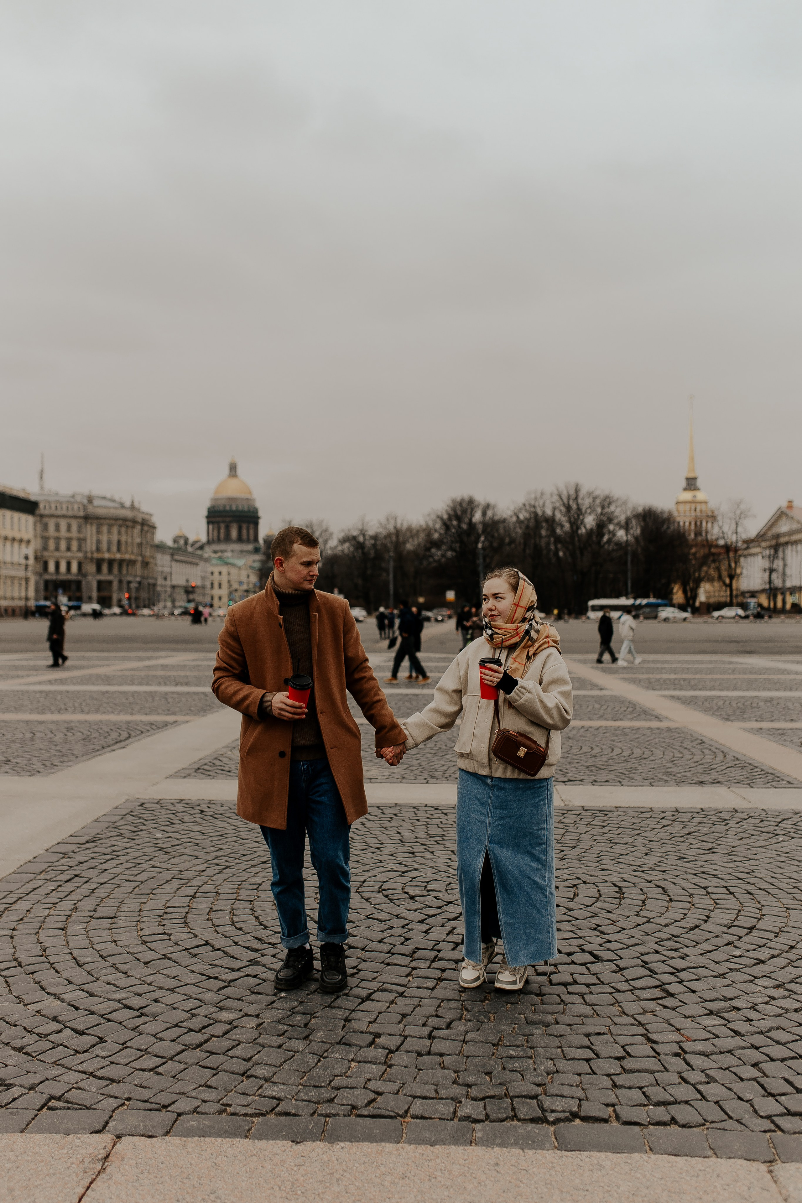 Пара гуляет по Петербургу. Фотограф в Санкт-Петербурге Лиза Семченкова