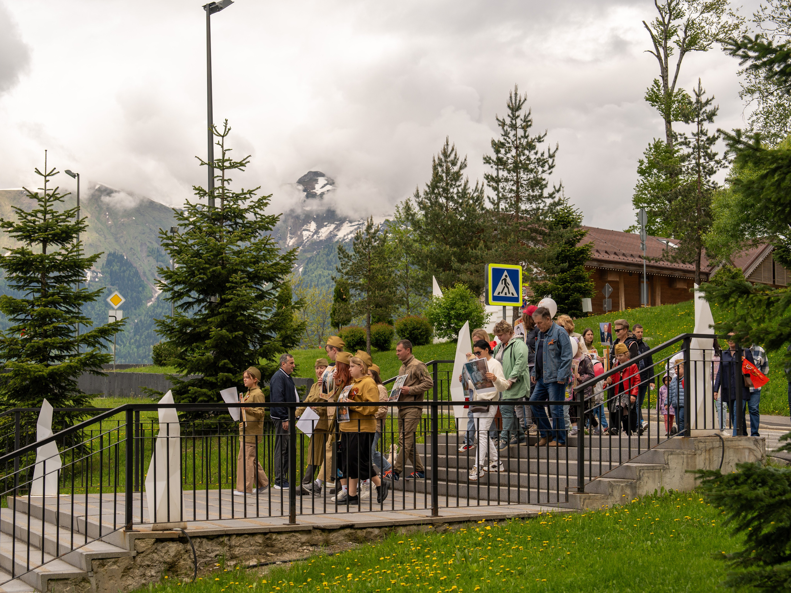 Шествие бессмертного полка 9 мая 2024 Rosa Springs. Репортажный фотограф в Красной Поляне и Сочи Павлюченко Екатерина