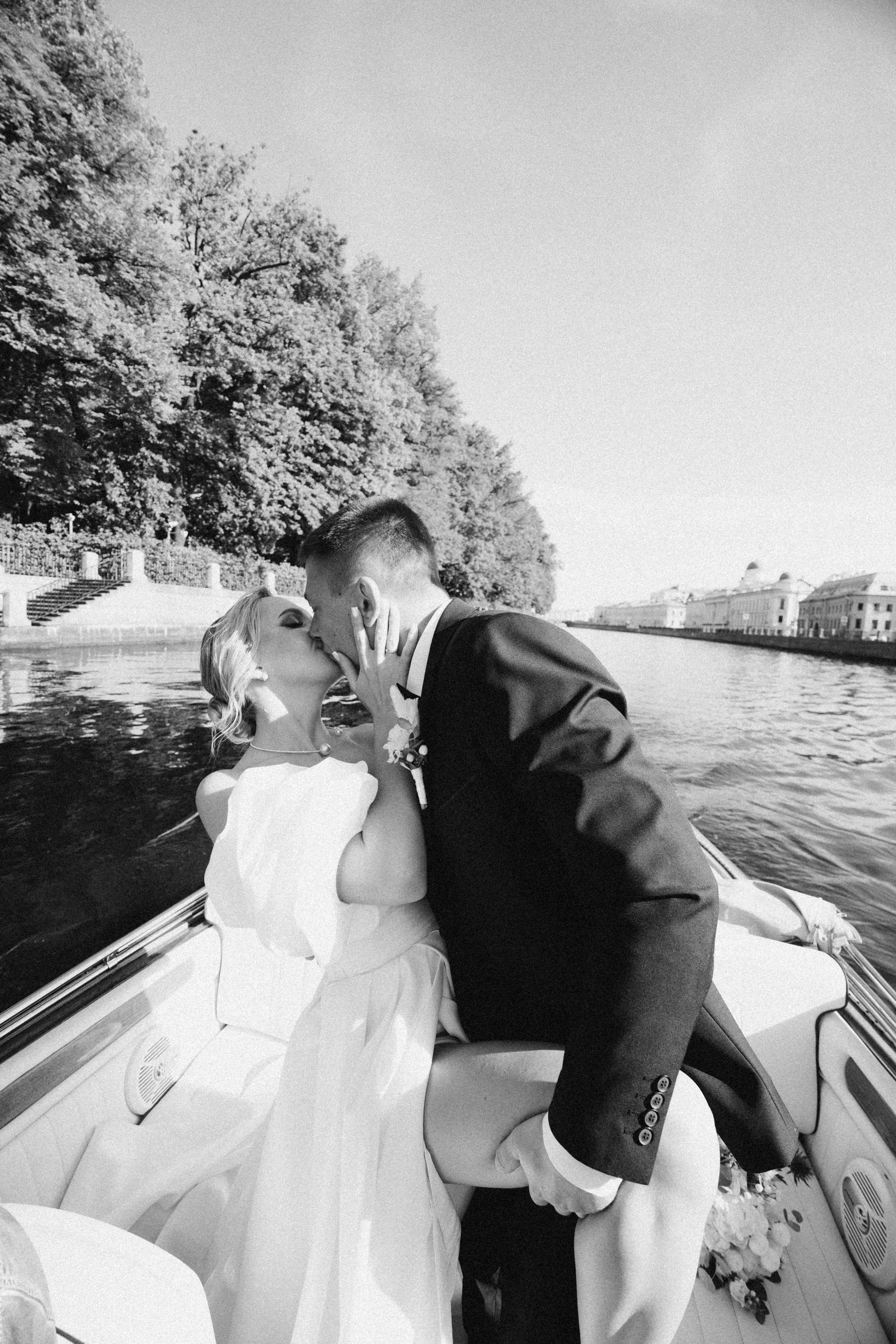 СВАДЕНБНАЯ СЬЕМКА НА КАТЕРЕ ПО КАНАЛАМ САНКТ-ПЕТЕРБУРГА И В АКВАТОРИИ НЕВЫ. Профессиональный фотограф, Санкт-Петербург — Виктория Богомолова