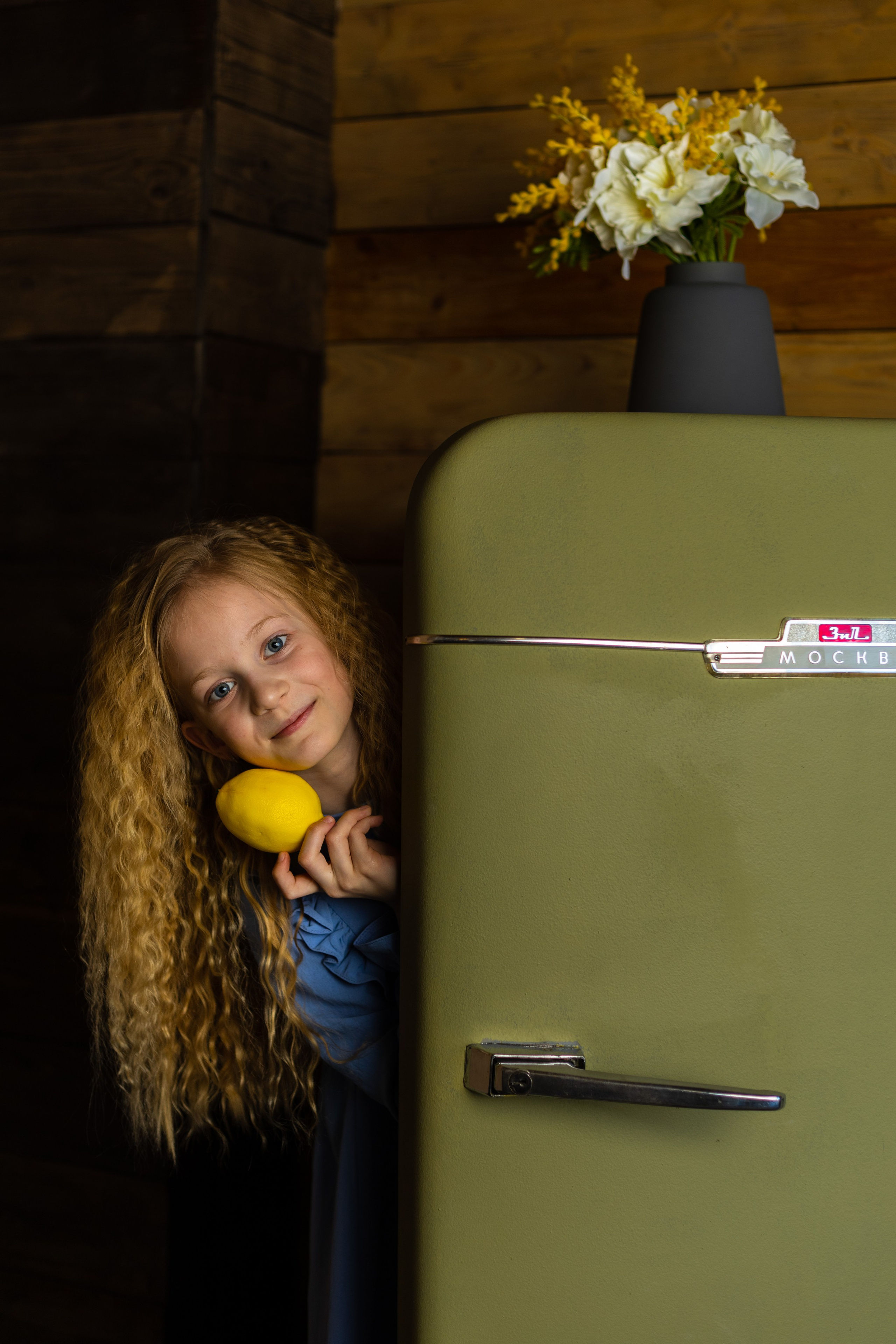 Алиса с сестренкой. Детская фотосессия в студии с мимозой. Семейный и детский фотограф в Санкт-Петербурге Павлова Елена