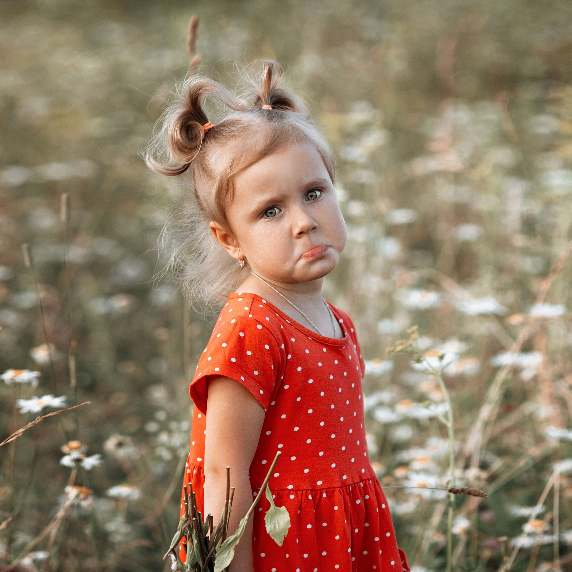 Мама и дочка в ромашковом поле. Фотограф в Москве Мухина Ирина