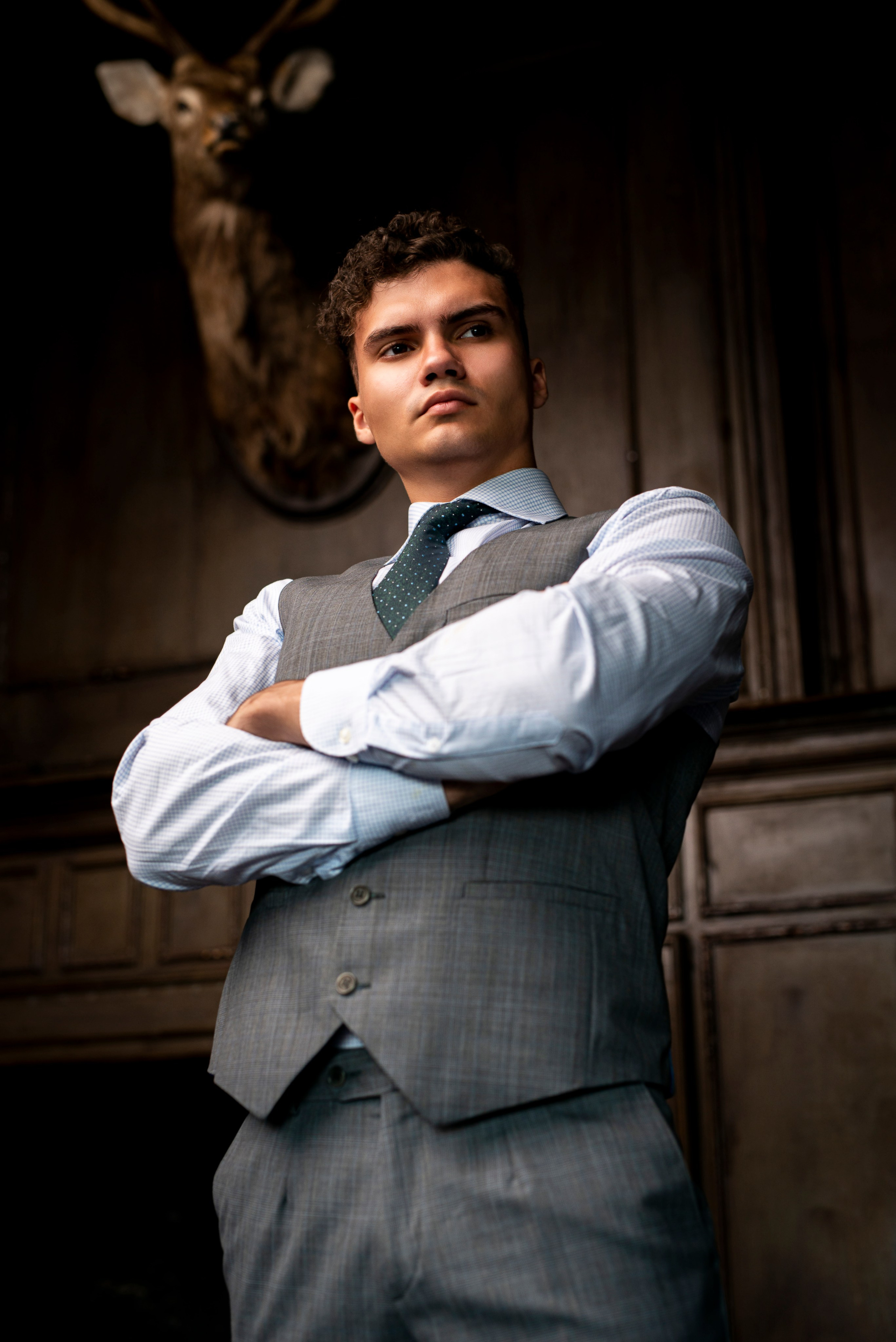 Мужчина в официальном наряде принимает позу для съёмки