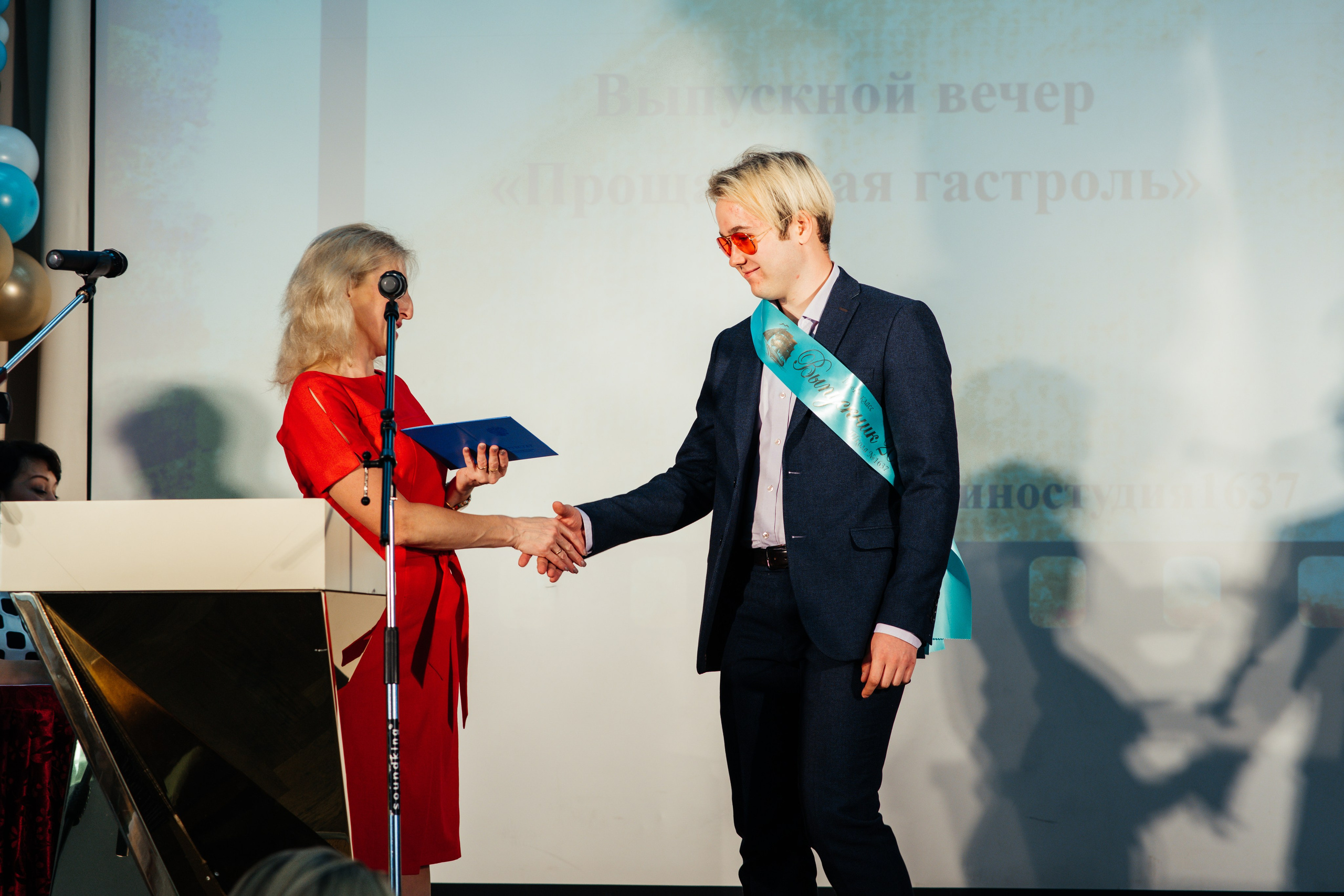 Вручение аттестатов. Выпускные альбомы в Подольске Москве и МО