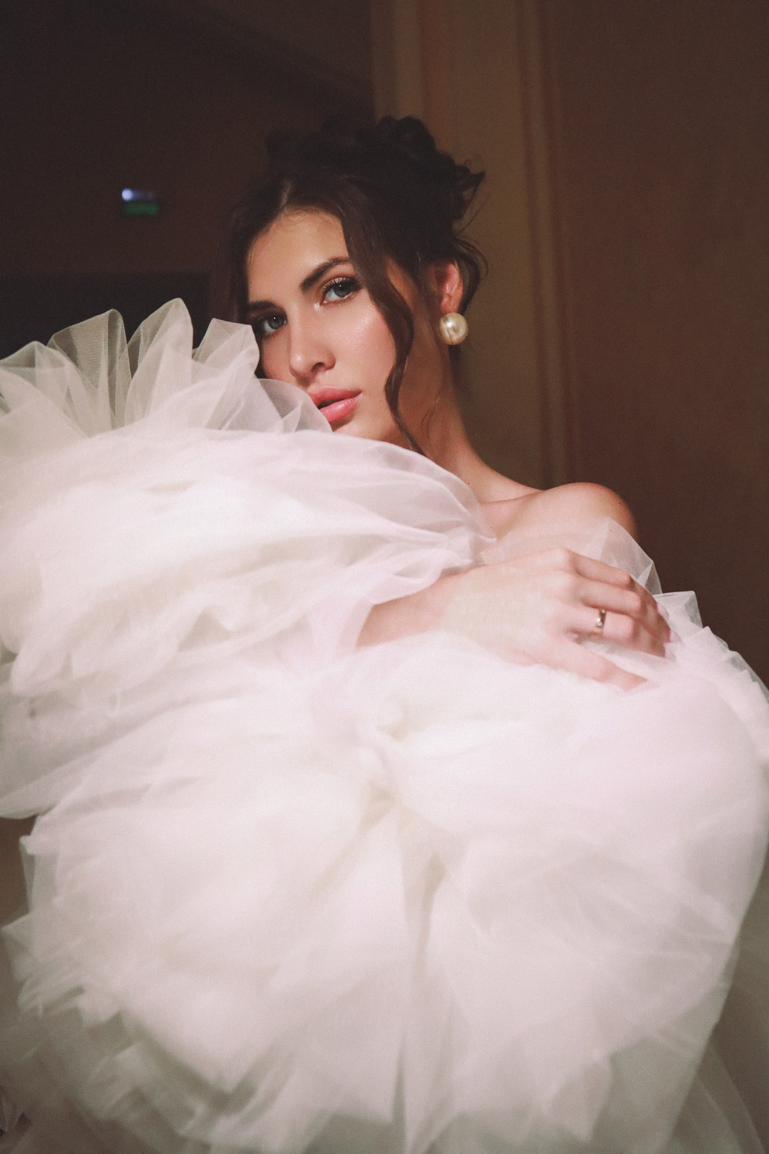 Жених и невеста выбрали театр оперы и балета не случайно — это место, где любовь и искусство сливаются воедино. И я постаралась максимально использовать это пространство, чтобы создать незабываемые кадры.Проход молодожёнов по фойе театра стал настоящим произведением искусства. Я использовала свет и фон, чтобы подчеркнуть красоту этого момента. Крупные планы лиц жениха и невесты позволили нам увидеть их эмоции и чувства. А взаимодействие с окружающими добавило динамики и разнообразия в кадры.