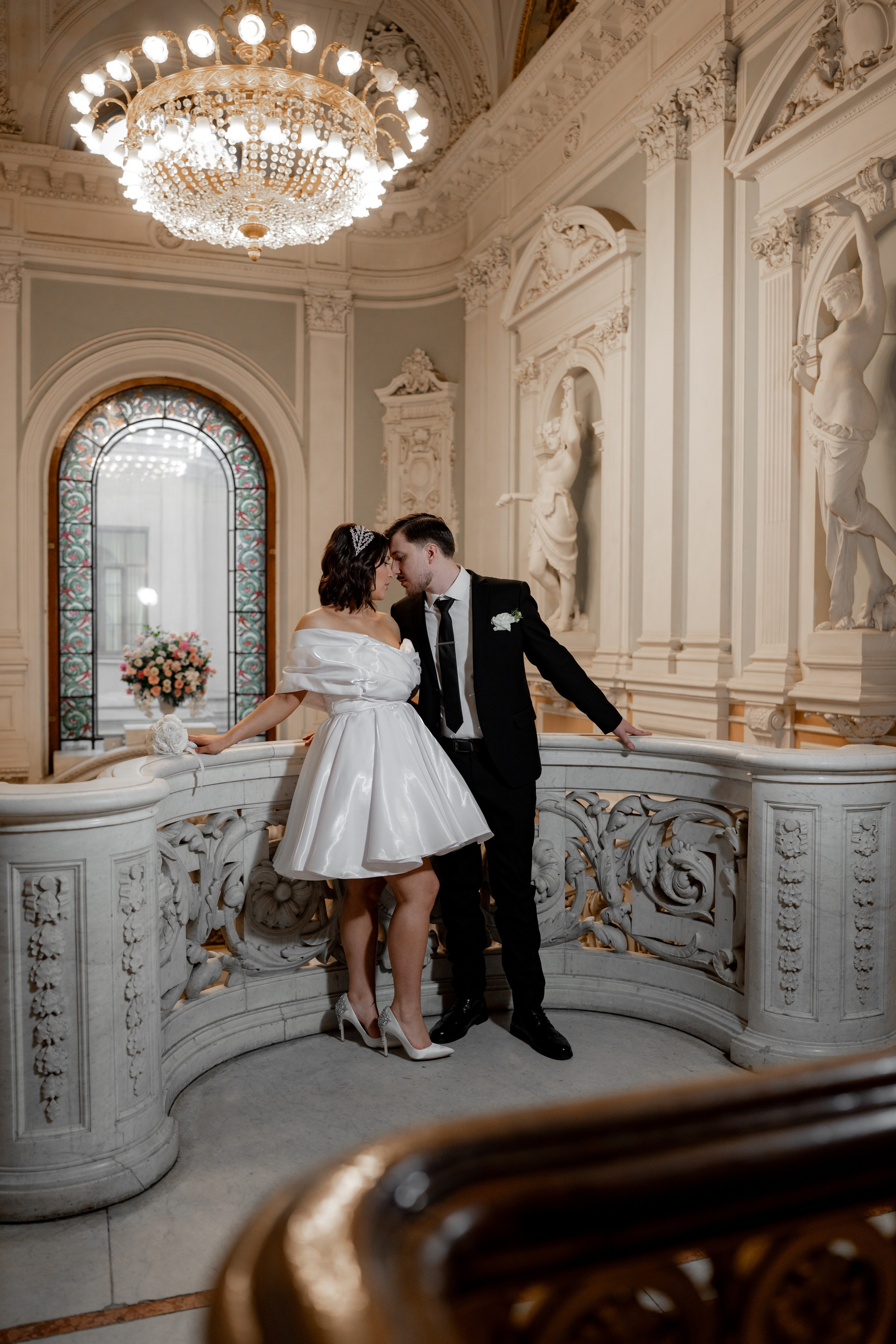 Свадебная фотосессия на Вокзале и рядом с Исаакиевским собором. Свадебный фотограф Александр Невский в Санкт-Петербурге