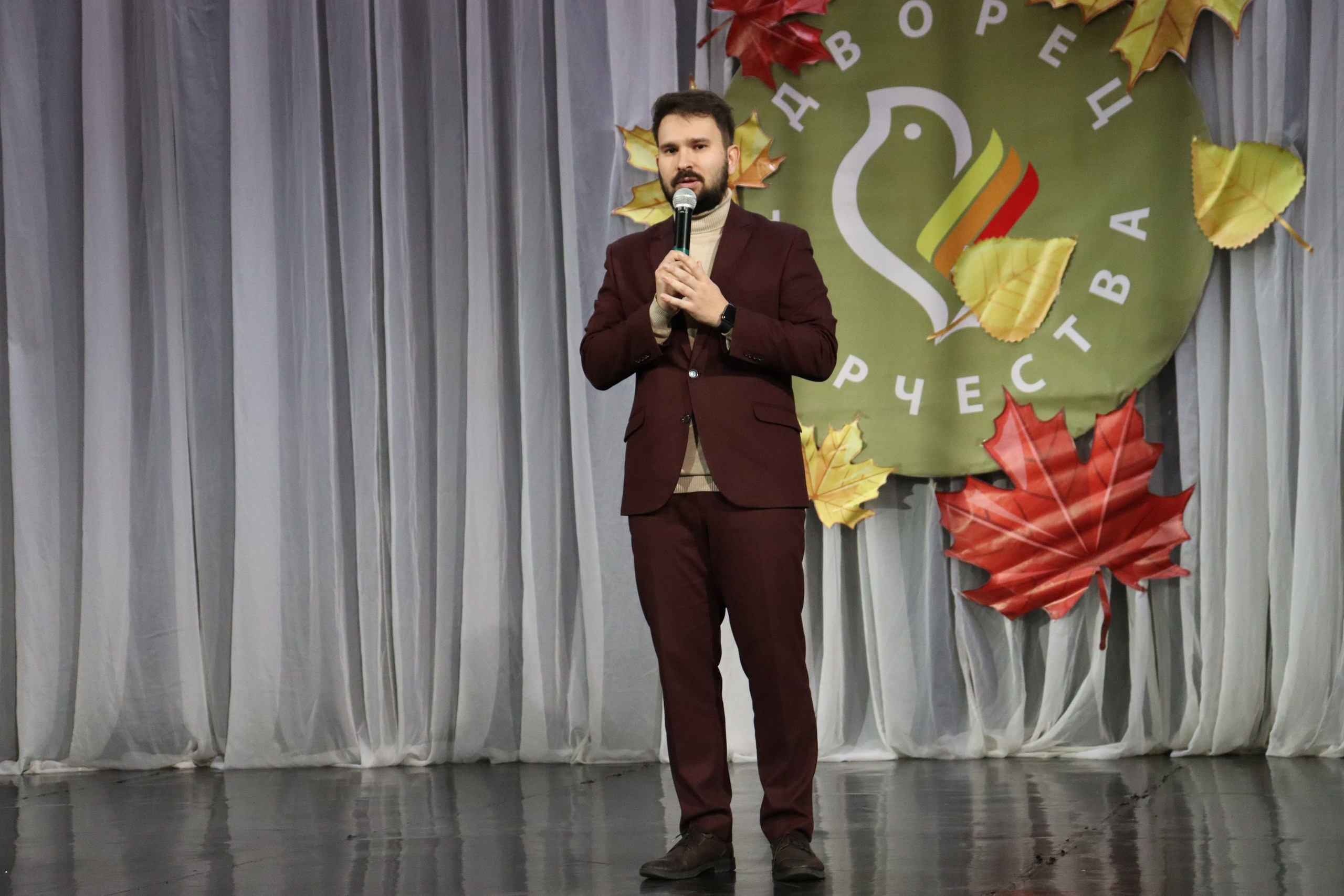 Ведущий спортивных, деловых мероприятий