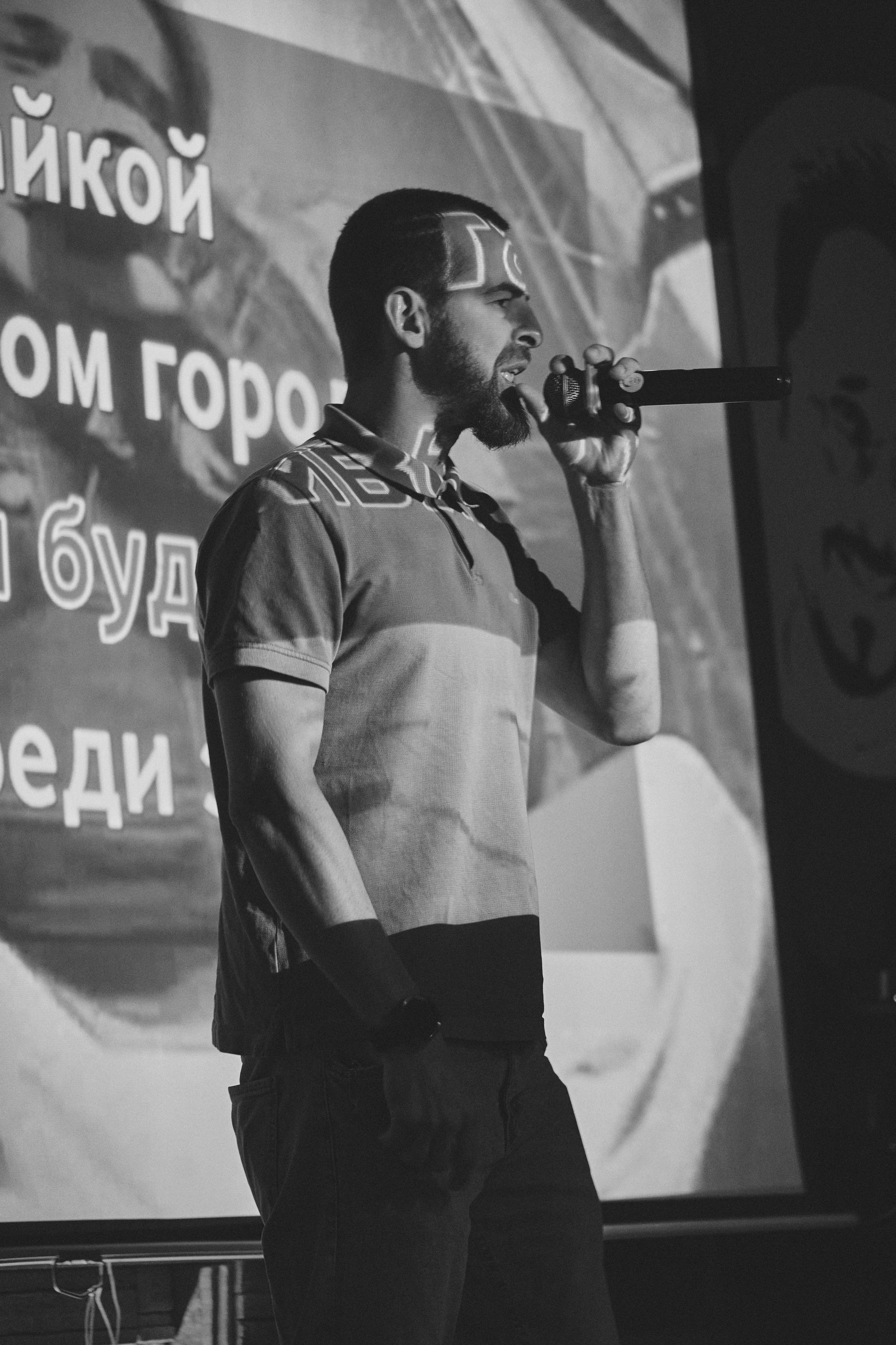 Караоке-вечеринка, репортажная съемка. Мужчина поет в микрофон. Энергия клуба. | Фотограф на мероприятие: караоке-бар, живые эмоции исполнителя. ЧБ.