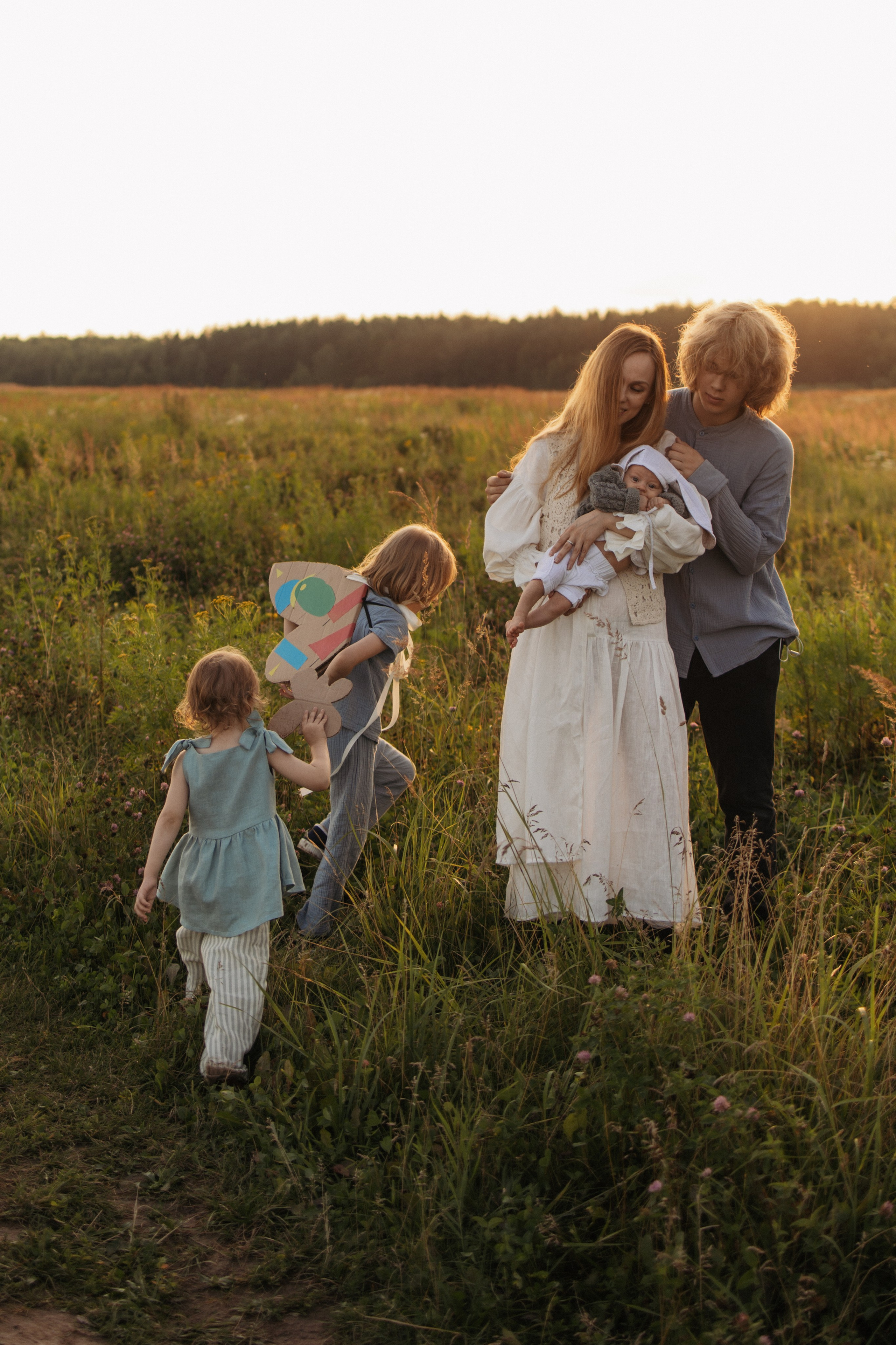 Семейная фотосессия в поле. Семейный фотограф в Москве Марина Петра
