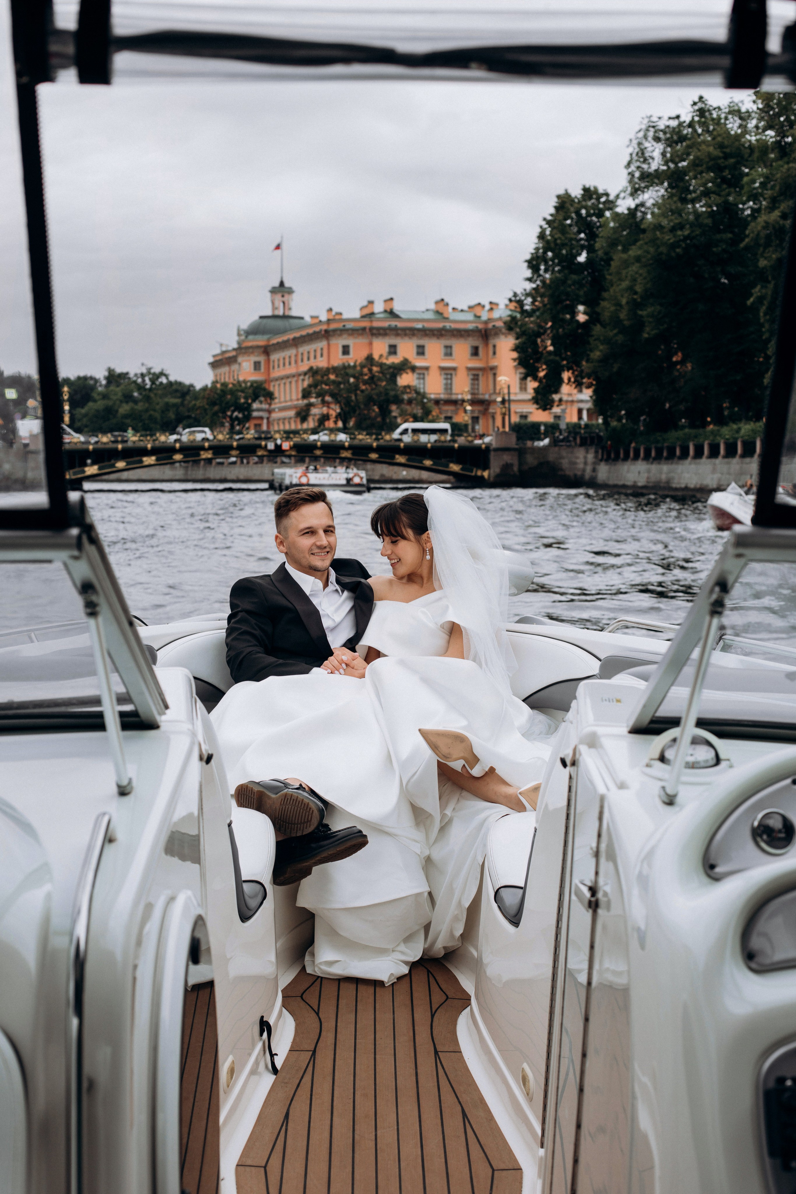 Свадьба на катере. Свадебный фотограф в Санкт-Петербурге Вика Стукачева