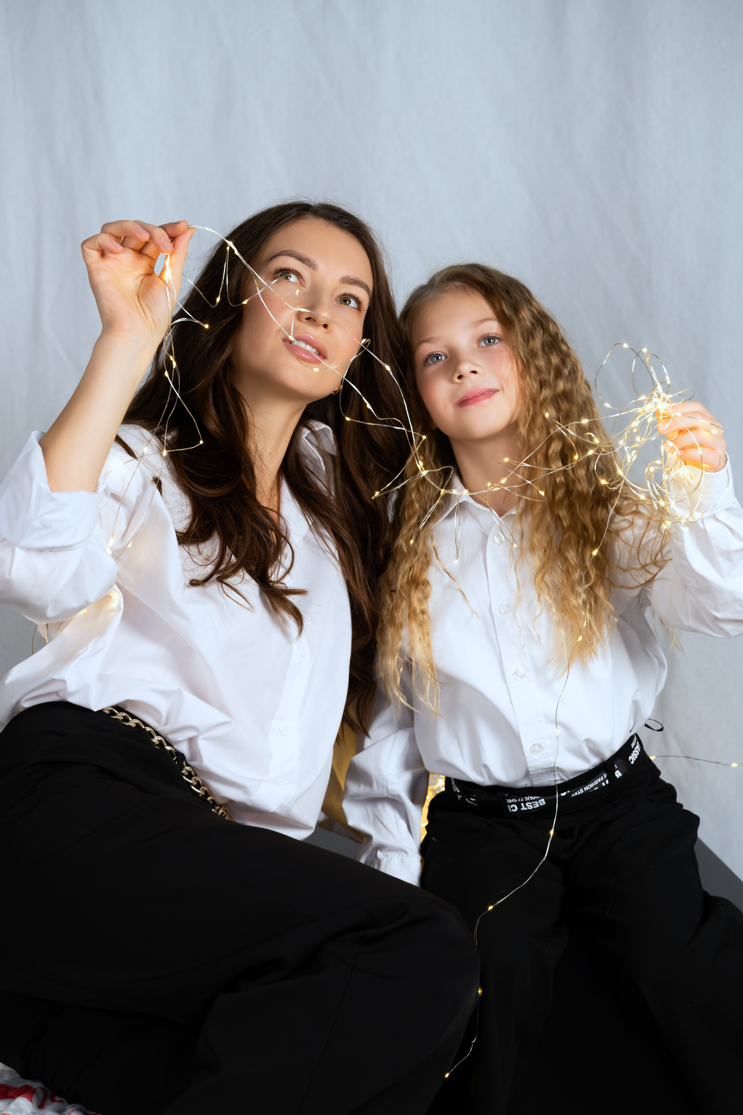 Новогодняя фотосессия матери и дочери в студии